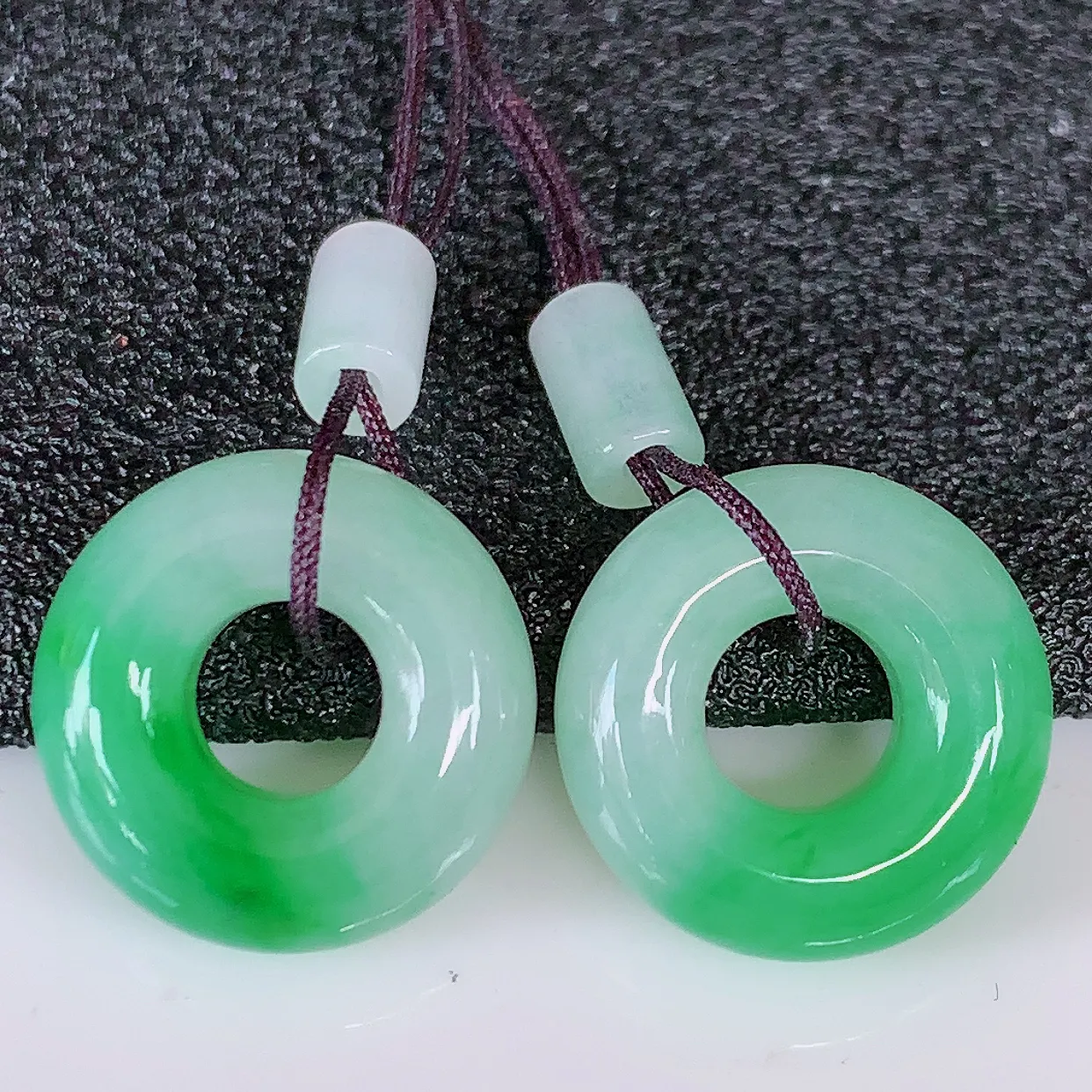 自然光实拍，冰飘绿翡翠一对平安扣耳坠，翠色灵动，玉质细腻，颜色漂亮，品相佳，佩戴佳品！配银线 #57