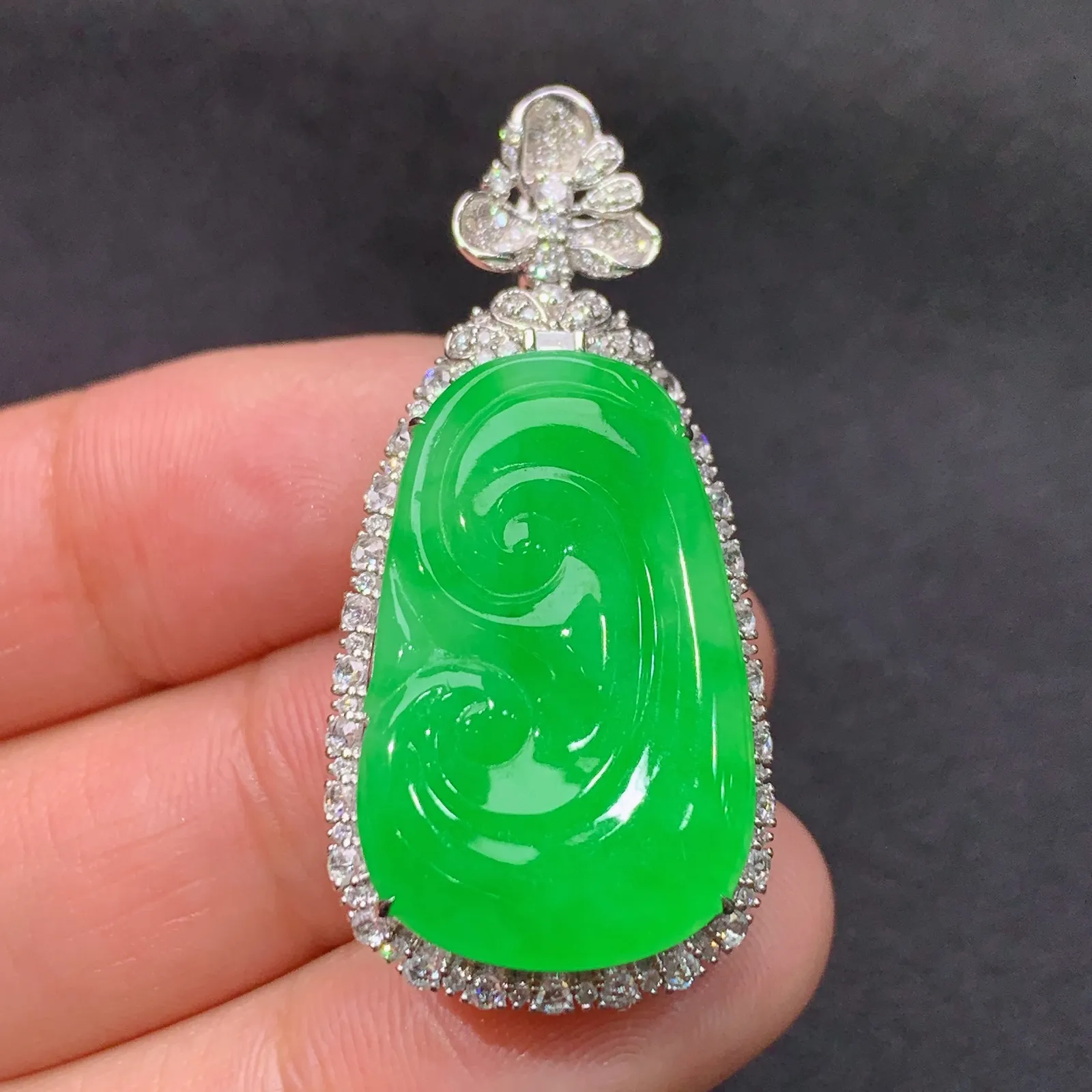 冰阳绿如意吊坠，18k金镶嵌，色泽鲜阳，冰润细腻，种水足，Zhe 尺寸39.2*18.2*10.6