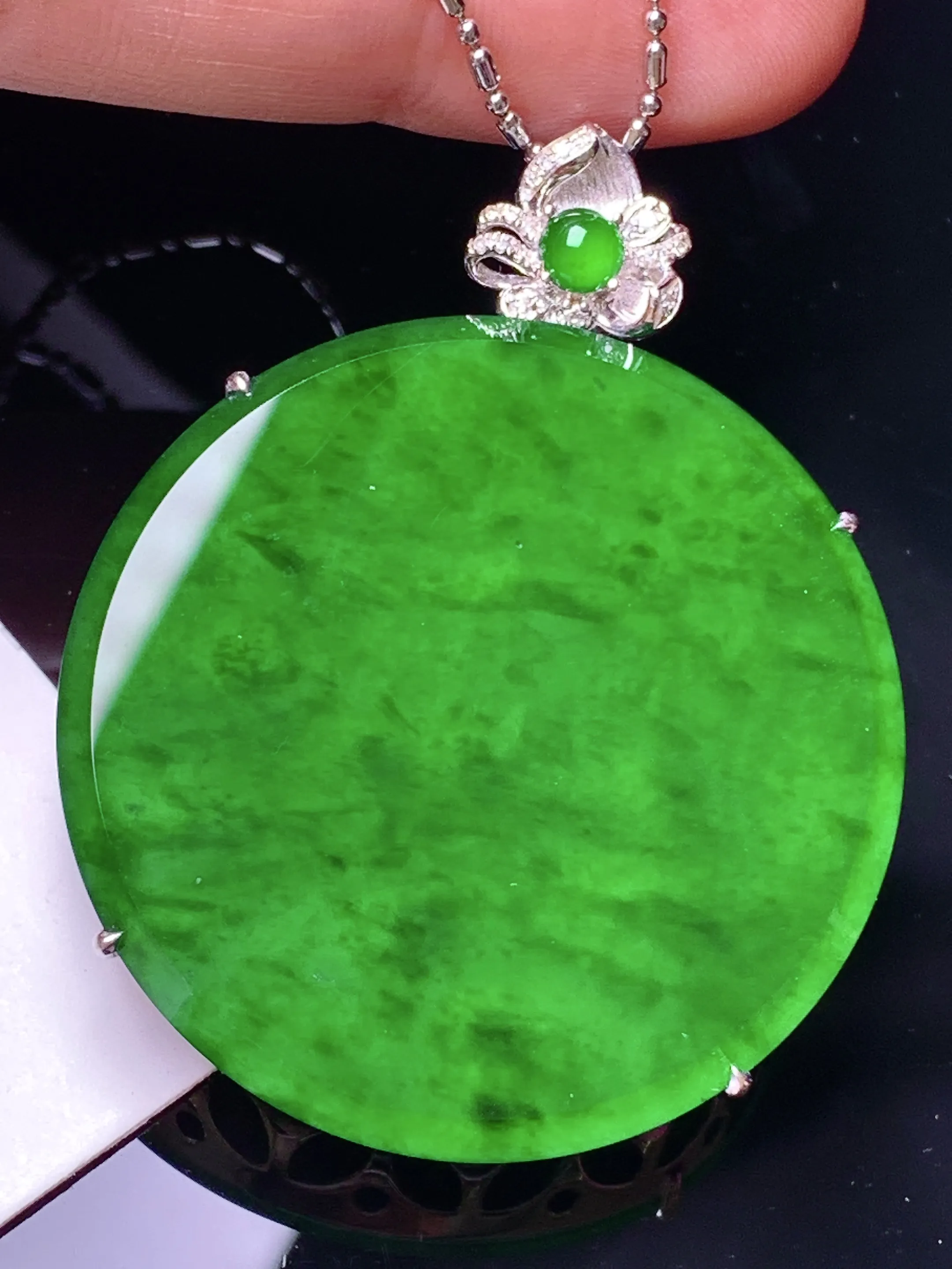 18k金钻镶嵌满绿圆牌吊坠 玉质细腻 水润亮眼 色泽艳丽 整体尺寸48*38.5*8.8