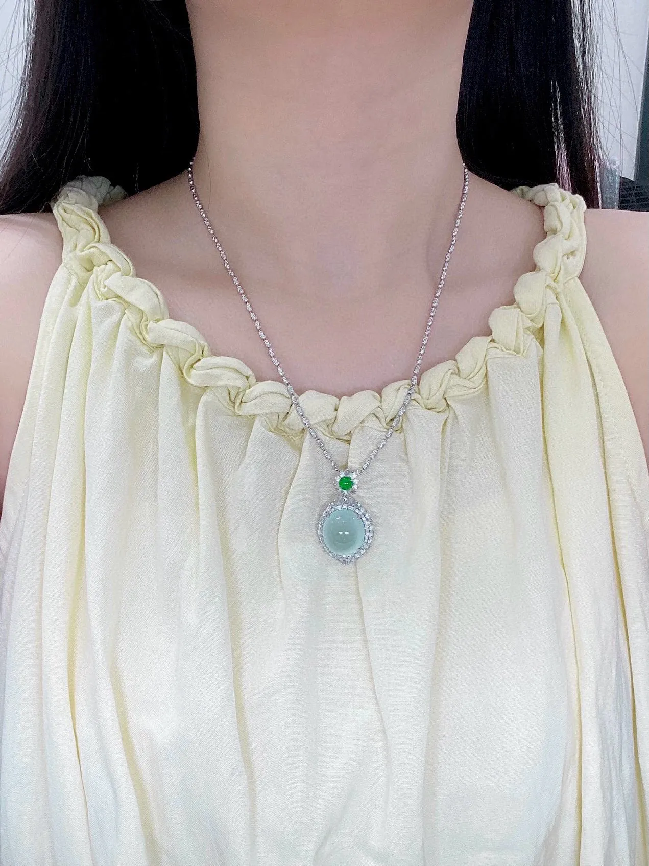 【冰种蛋面吊坠】冰感十足，通透闪亮，饱满圆润，18k金钻镶嵌，裸石尺寸16.3*14.5*8.3毫米。