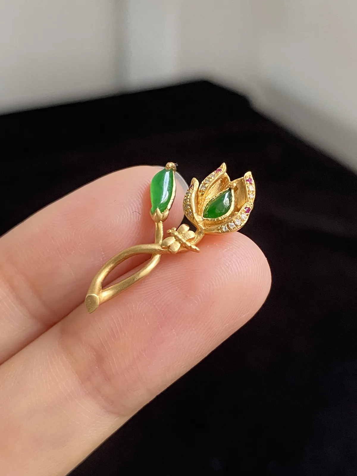 翡翠花件，伴钻石（无色）