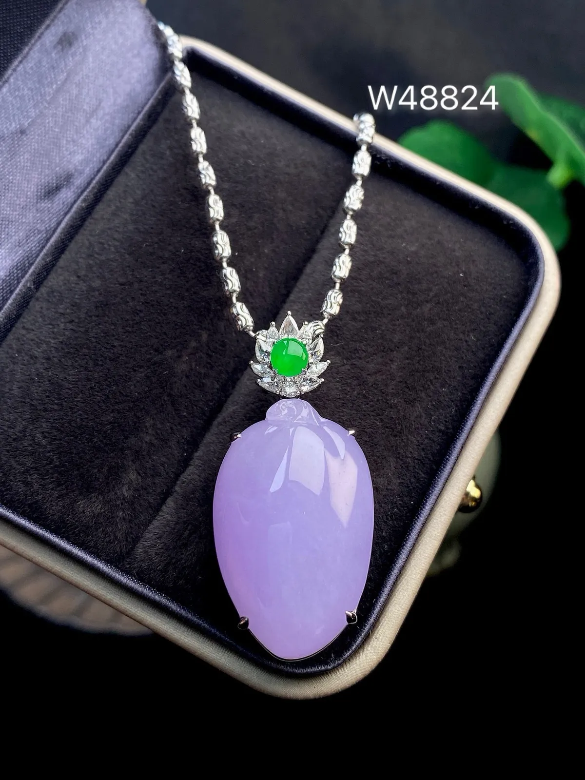 【冰种紫罗兰福瓜吊坠】质地细腻，光泽度不错，18k金钻镶嵌，裸石尺寸25.6*16.4*8毫米
