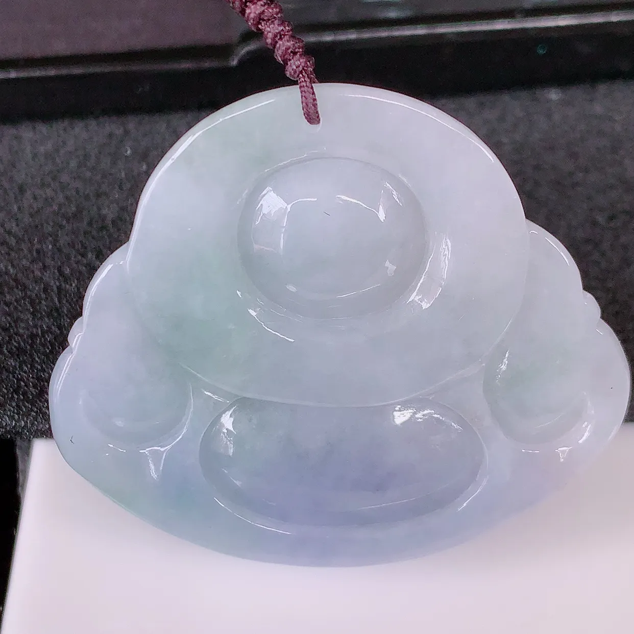 自然光实拍，大件厚装冰润紫罗兰翡翠佛公吊坠，开心笑佛，种老水足，颜色漂亮，立体饱满圆润，佩戴效果赞#41.13