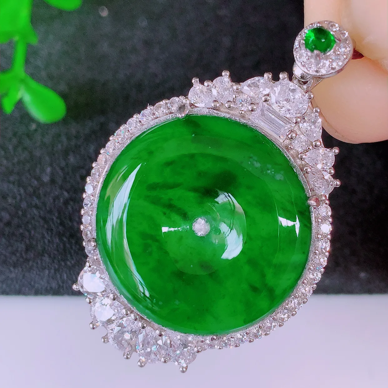 冰透满绿翡翠925银镶嵌平安扣吊坠，自然光实拍，翠色灵动，颜色漂亮，种老水足，品相佳，佩戴佳品！#9