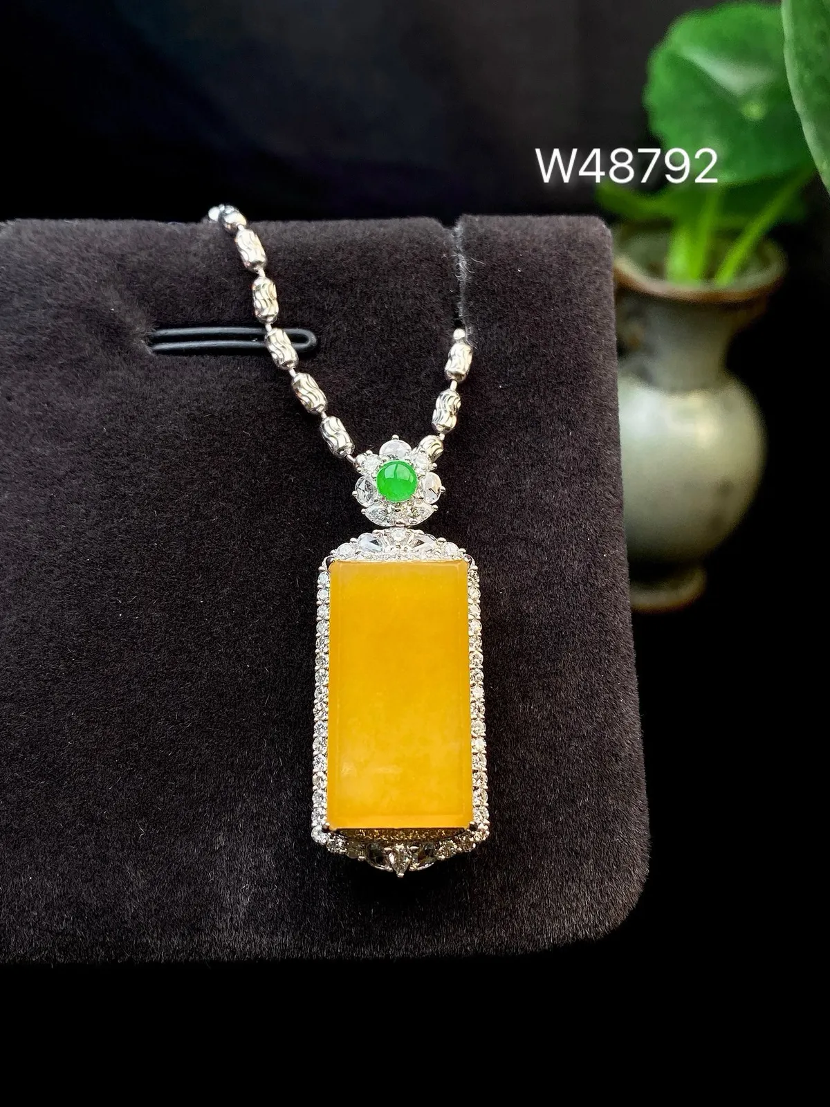 【冰种黄翡无事柱】质地细腻，冰润透亮，光泽出众，冰感十足，18k金钻镶嵌，裸石尺寸20.1*10.7