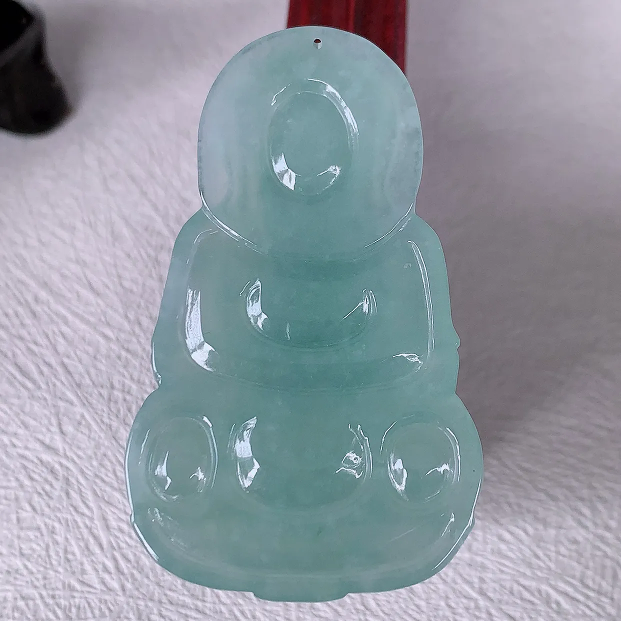 自然光实拍，冰种飘花翡翠观音菩萨吊坠，赐福观音，玉润通透，慈祥端庄！#85.13