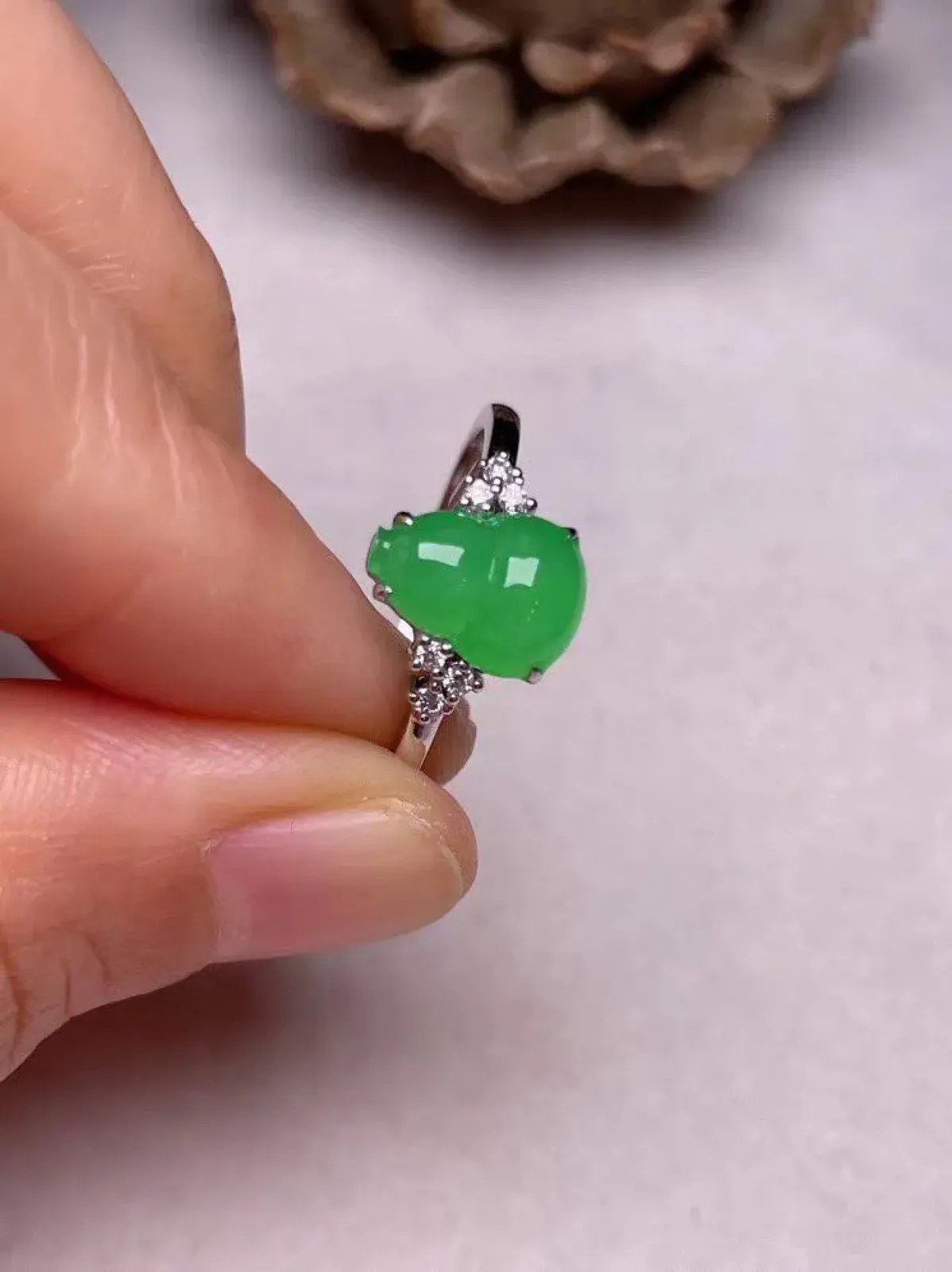 冰种阳绿葫芦戒指 、真金真钻镶嵌，种水好，玉质细腻 .裸石尺寸 9.5*7.0.
