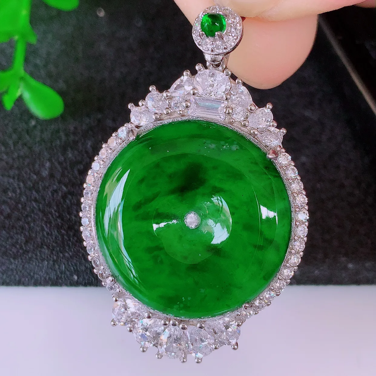 冰透满绿翡翠925银镶嵌平安扣吊坠，自然光实拍，翠色灵动，颜色漂亮，种老水足，品相佳，佩戴佳品！#98.13整体38*25*7.6裸石21-21