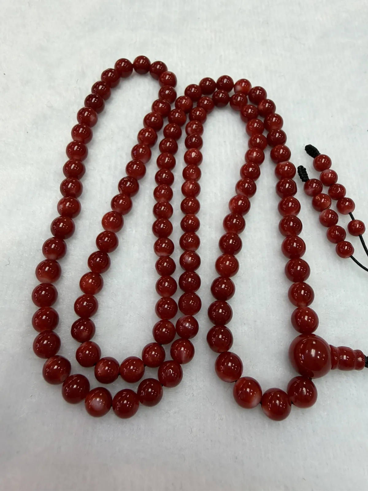 【天然日本阿卡赤血牛血红珊瑚6mm圆珠108粒佛珠链】可遇不可求！项链手链两用款！日本产地，阿卡材料，赤血牛血红颜色，光泽柔润透亮，直径约5-6mm，重量28.43克，珊瑚本为佛教珍宝，来自深海千年生长，有生长纹，属于有机宝石，气场强大，稀少珍贵！每粒均为天然无添加无修补！少虫眼少白芯！收藏精品！传承宝贝！
