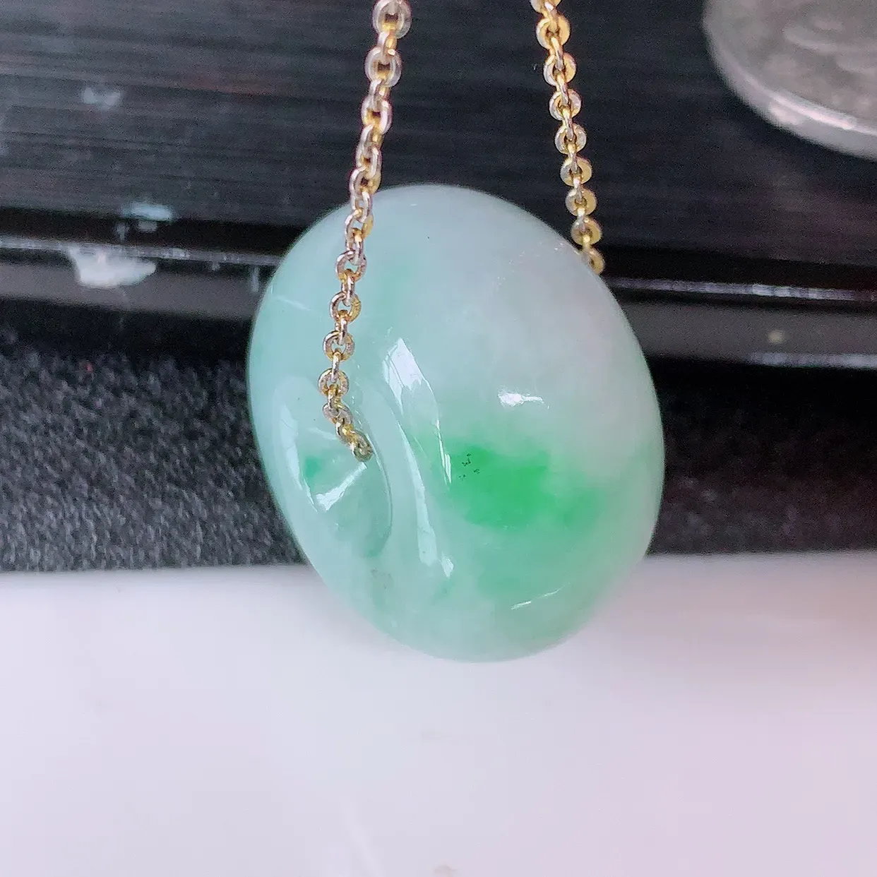 自然光实拍，冰润飘绿翡翠路路通吊坠， 寓意时来运转、财源滚滚，款式新颖时尚，日常百搭的款！配图银链#05.13