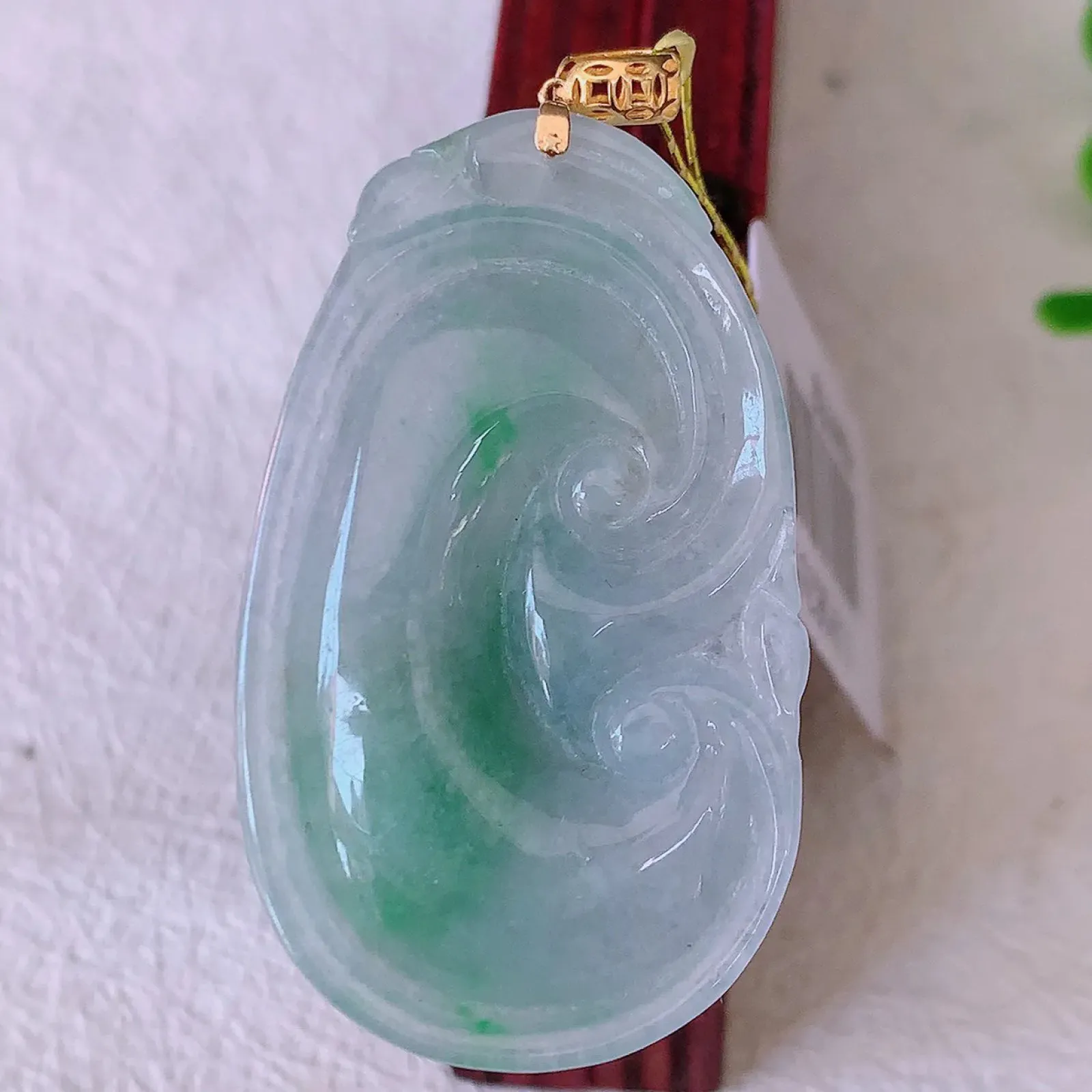 18K金镶嵌冰春带彩翡翠如意吊坠，简单的镶嵌设计、让玉坠百搭又精致，寓意着吉祥，事事如意！#35.13