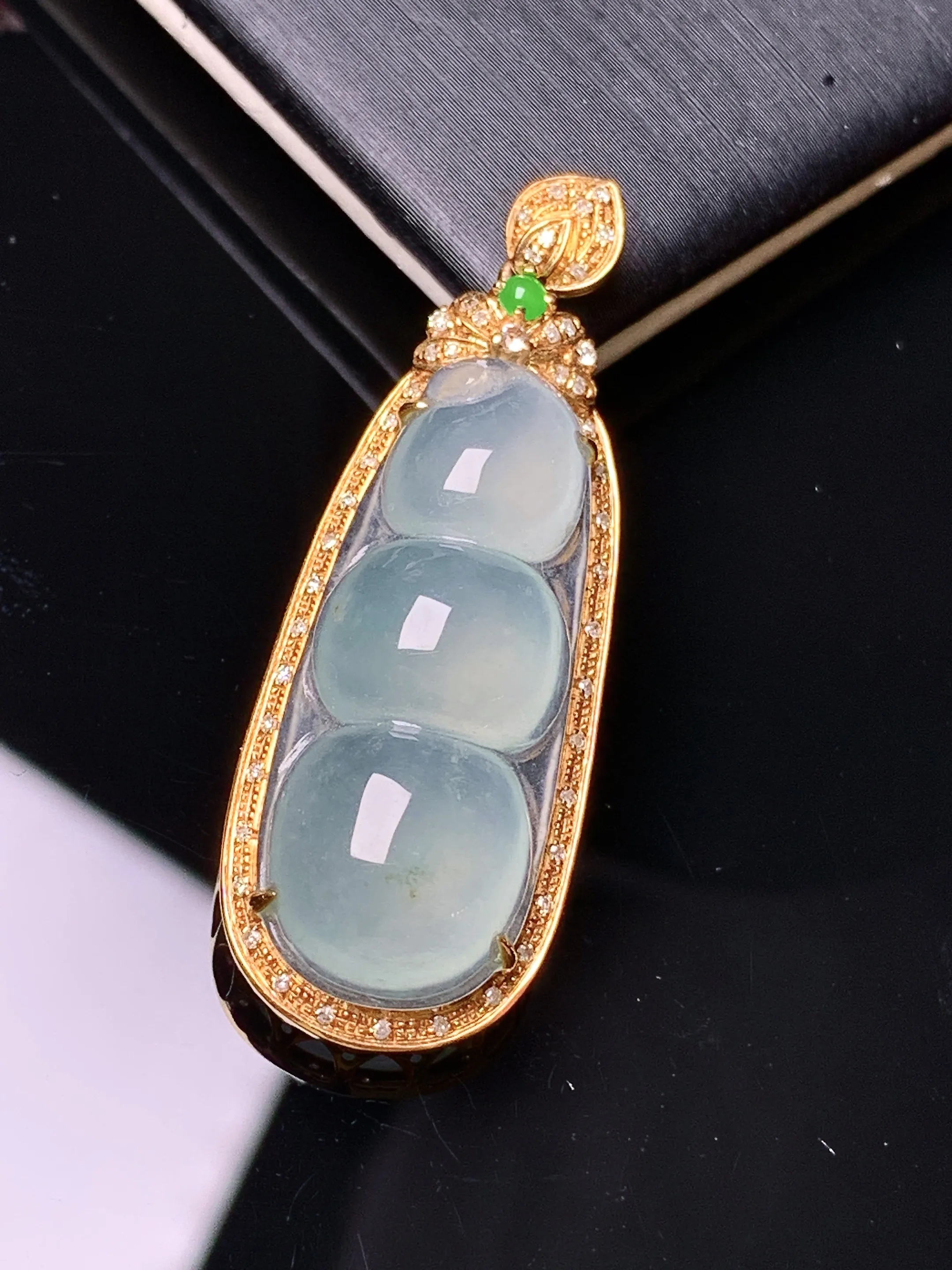 18k金钻镶嵌冰种四季豆吊坠 玉质细腻 水润亮眼 色泽艳丽 整体尺寸40*14.5*9