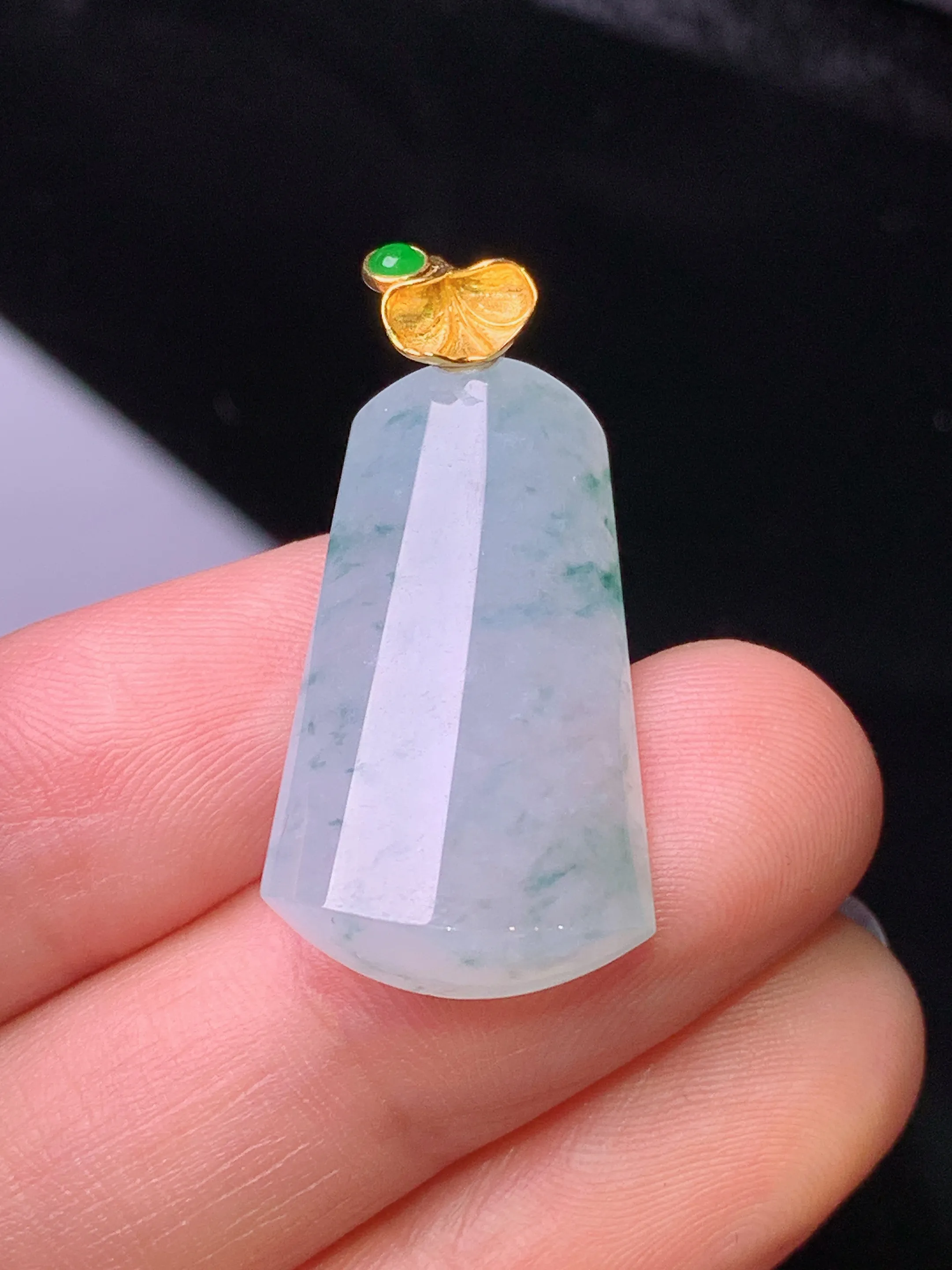 18k金镶嵌飘绿玉柱吊坠 玉质细腻 水润亮眼 色泽艳丽 整体尺寸31.5*15*6