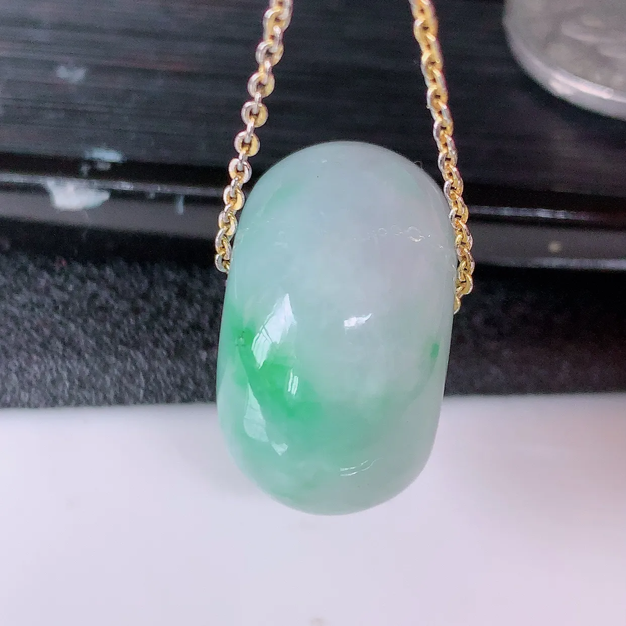 自然光实拍，冰润飘绿翡翠路路通吊坠， 寓意时来运转、财源滚滚，款式新颖时尚，日常百搭的款！配图银链#