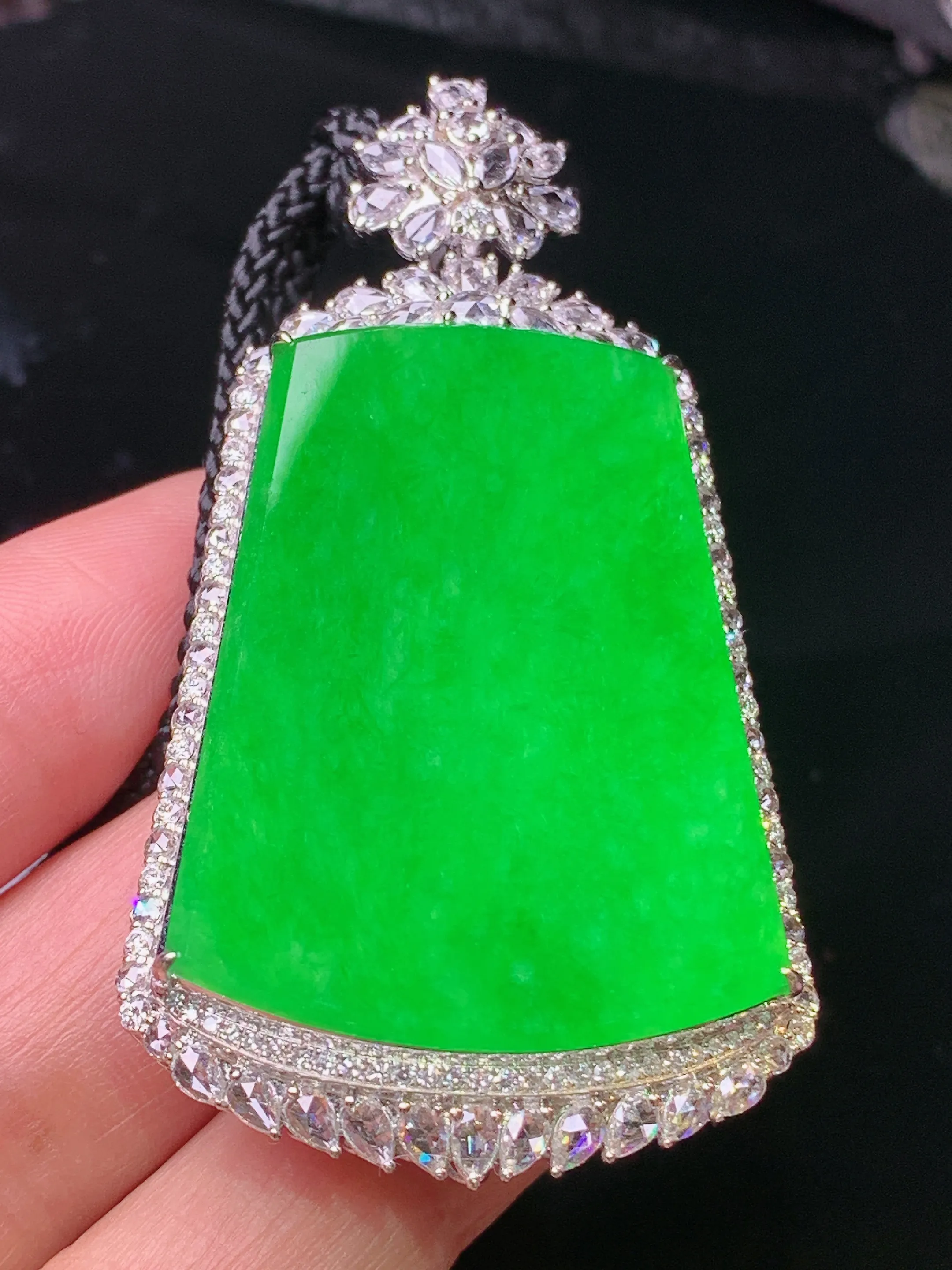 18k金钻镶嵌满绿无事牌吊坠 玉质细腻 水润亮眼 色泽艳丽 整体尺寸60*32.8*12