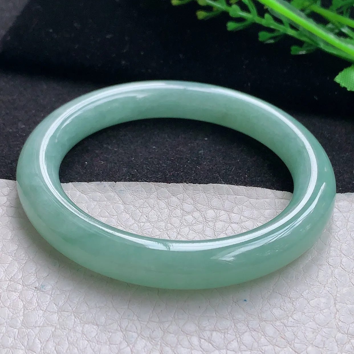 n自然光55*9.6美人镯 翡翠a货玉手镯甜绿圆条珠宝玉手环 叮当镯