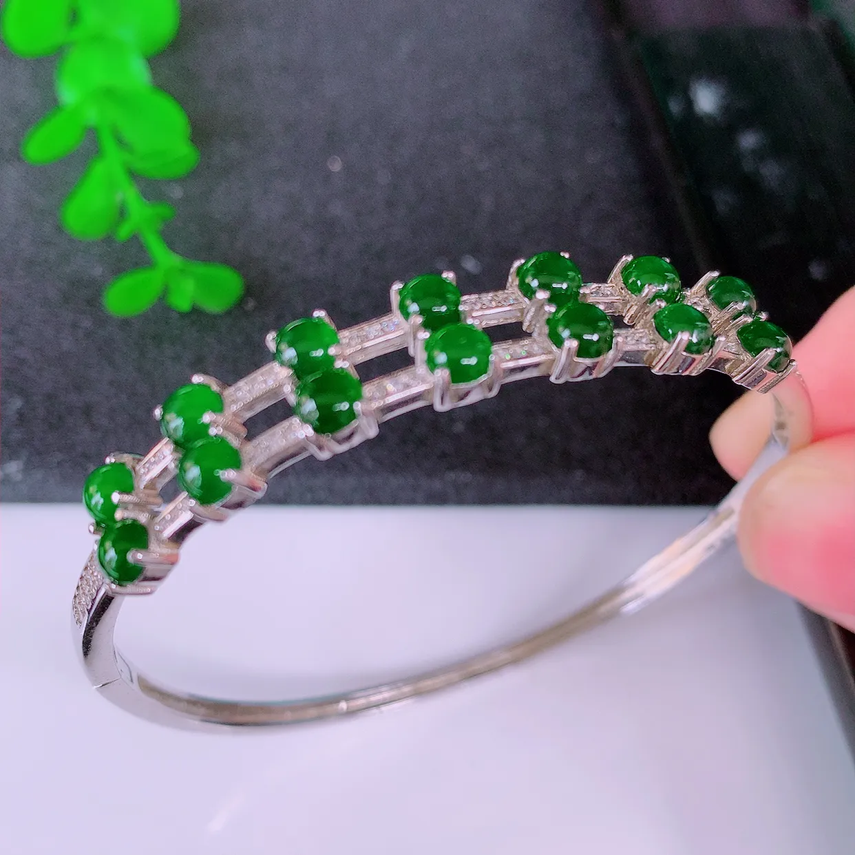冰透满绿翡翠925银镶嵌手镯，自然光实拍，翠色灵动，颜色漂亮，种老水足，品相佳，佩戴佳品！#98.13整体56.5*51*8.5*4.5裸石3.8*3.8