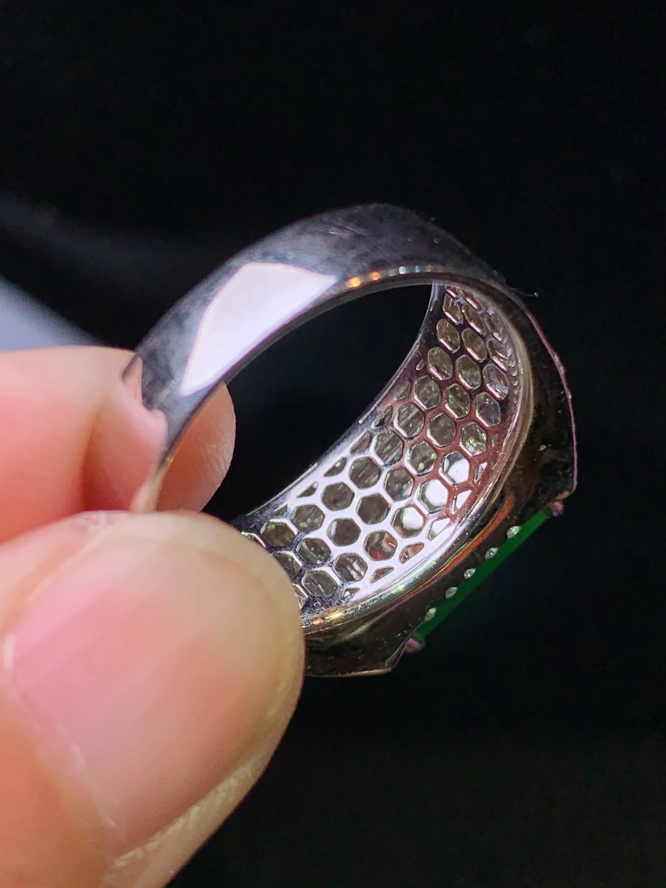 18k金钻镶嵌满绿马鞍戒指 玉质细腻 水润亮眼 色泽艳丽 圈口17.5 裸石尺寸7.5*9.8*3.5