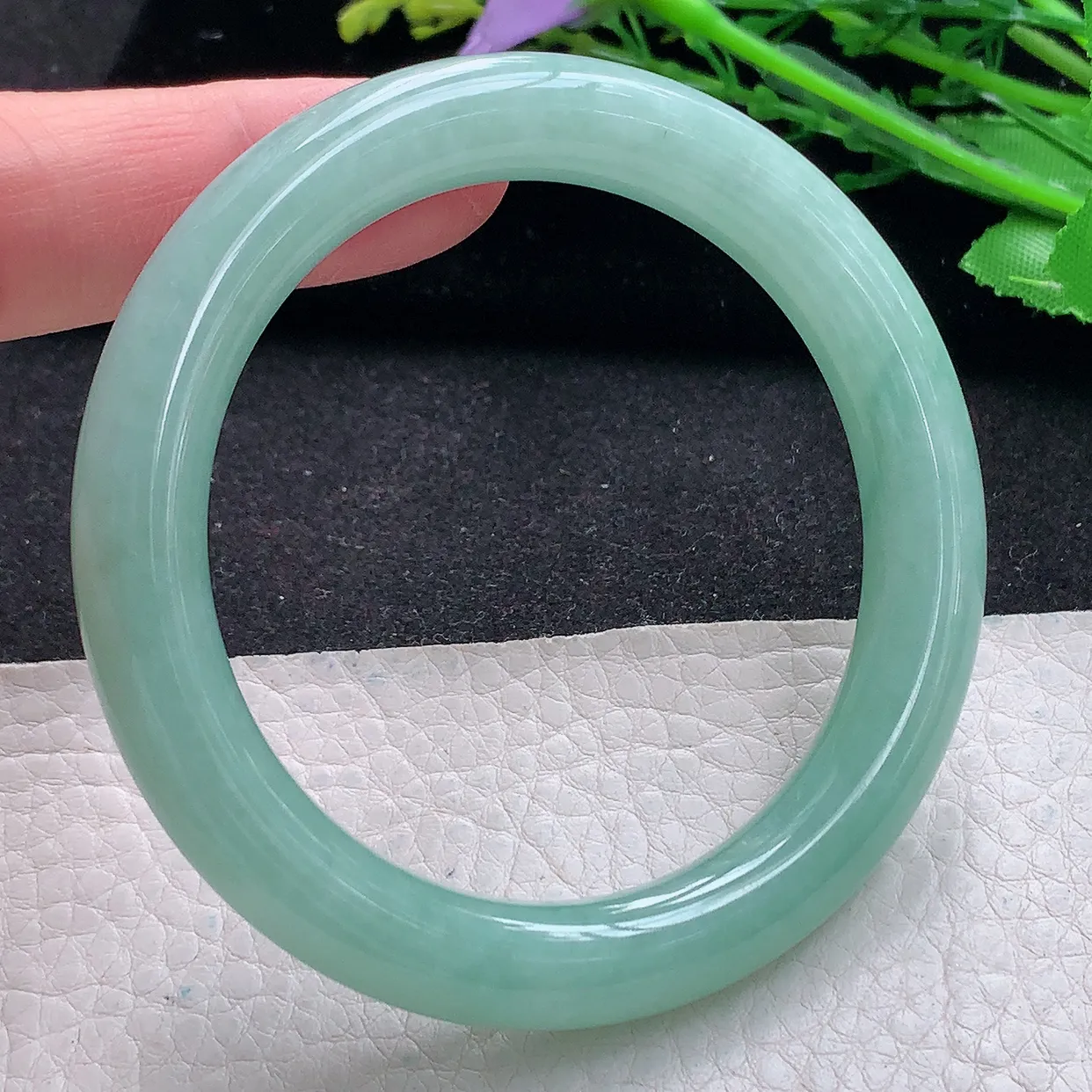 n自然光55*9.6美人镯 翡翠a货玉手镯甜绿圆条珠宝玉手环 叮当镯