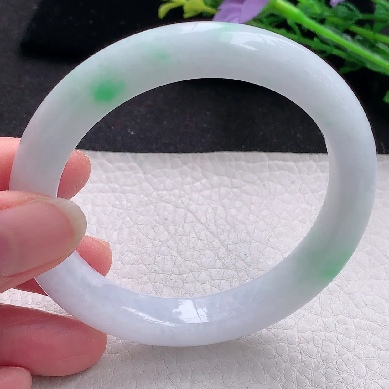 yh自然光58*10.6*9.5平安镯 翡翠a货玉手镯白底青宽边珠宝玉手环