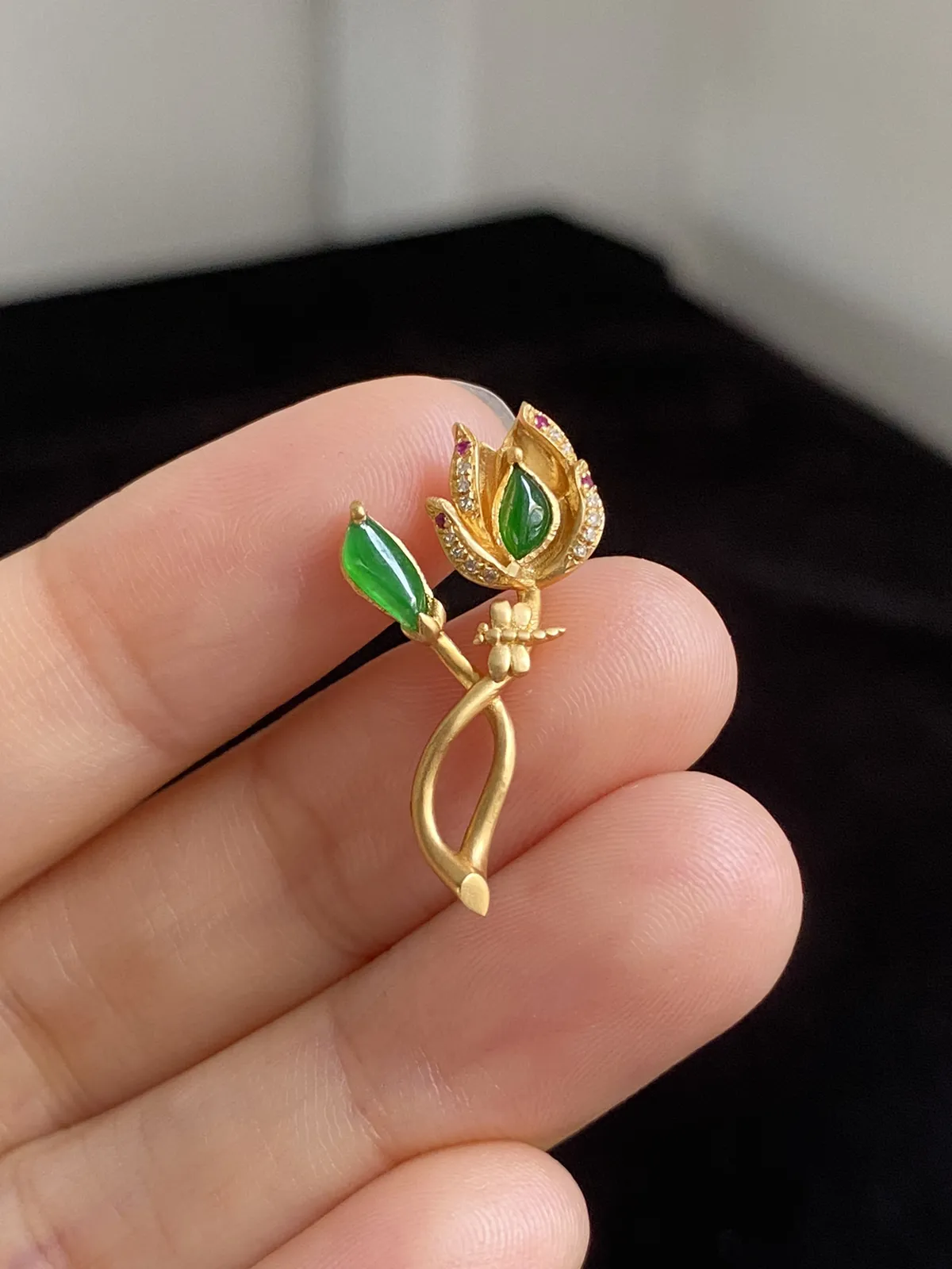 翡翠花件，伴钻石（无色）