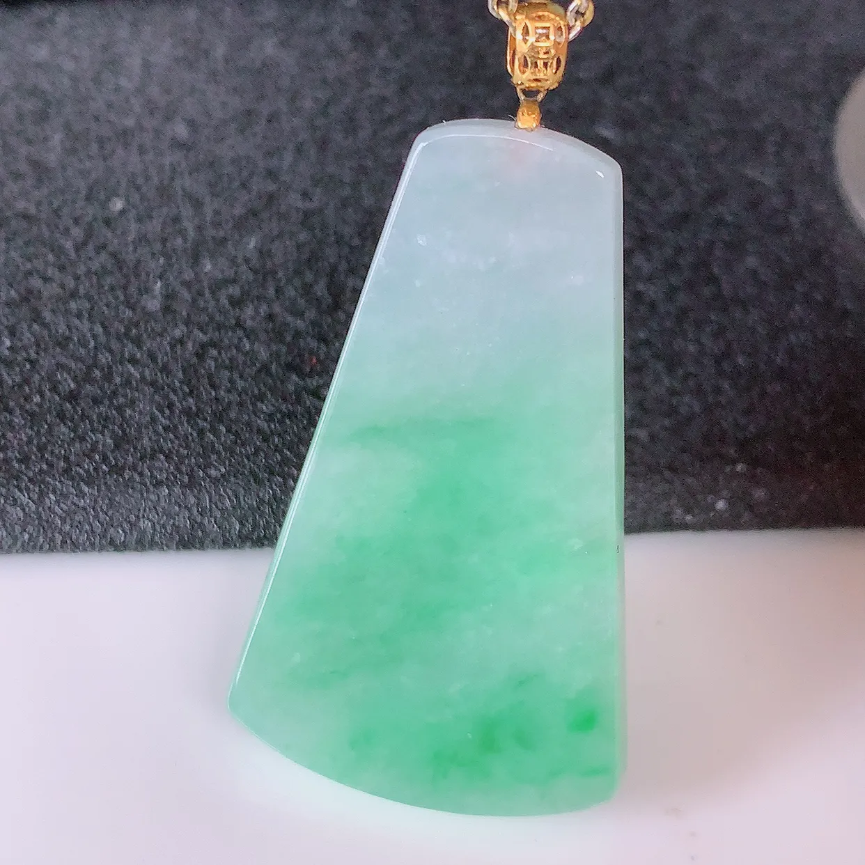 18K金镶嵌冰润飘绿翡翠平安无事牌吊坠，翡翠无事牌，平平安安，无事牌翠色灵动，佩戴平安时尚！#41.13