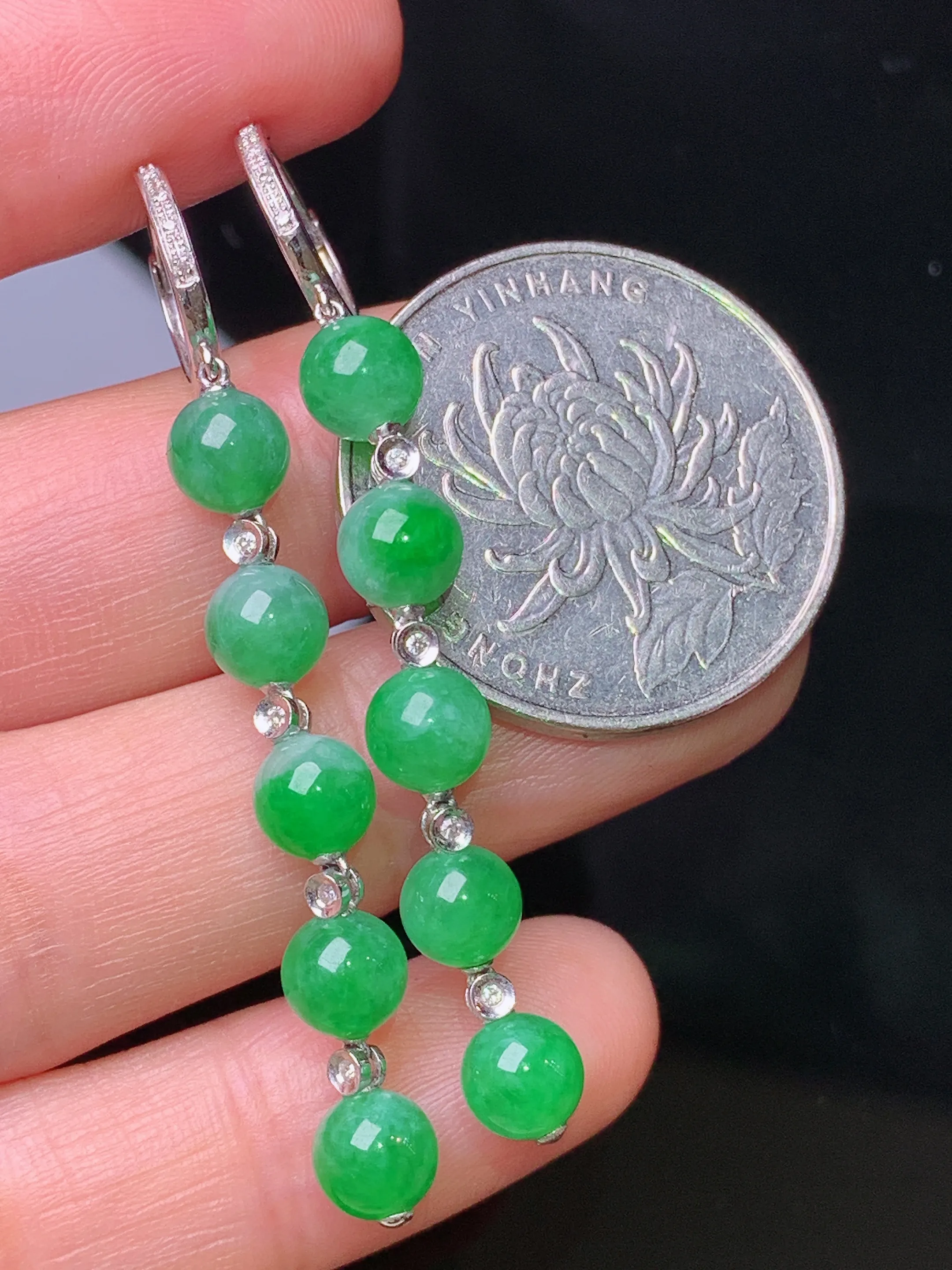 18k金镶嵌翠绿圆珠耳坠 玉质细腻 水润亮眼 色泽艳丽 整体尺寸52*5.6