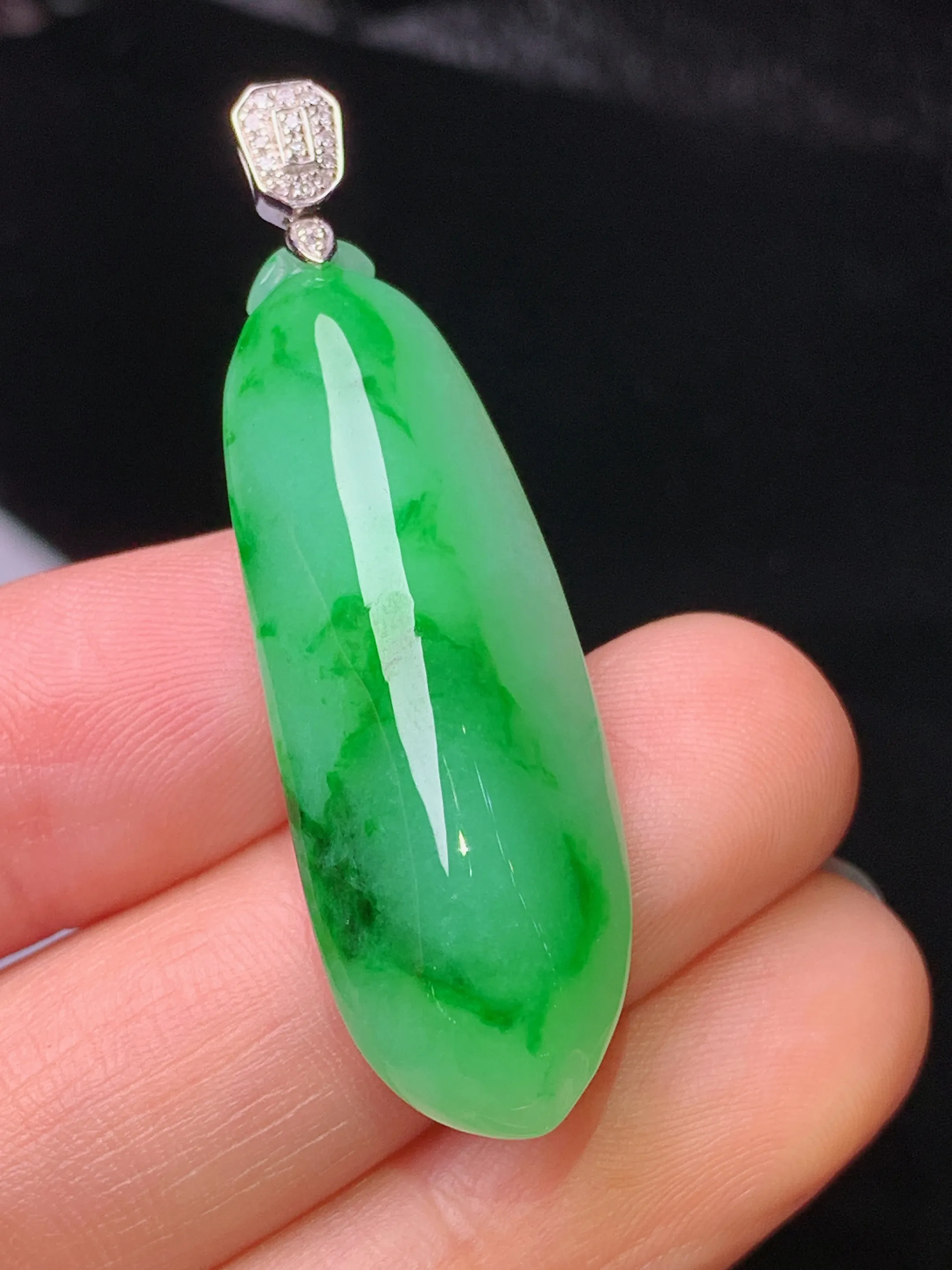 18k金钻镶嵌翠绿福瓜吊坠 玉质细腻 水润亮眼 色泽艳丽 整体尺寸44.3*13*9.2