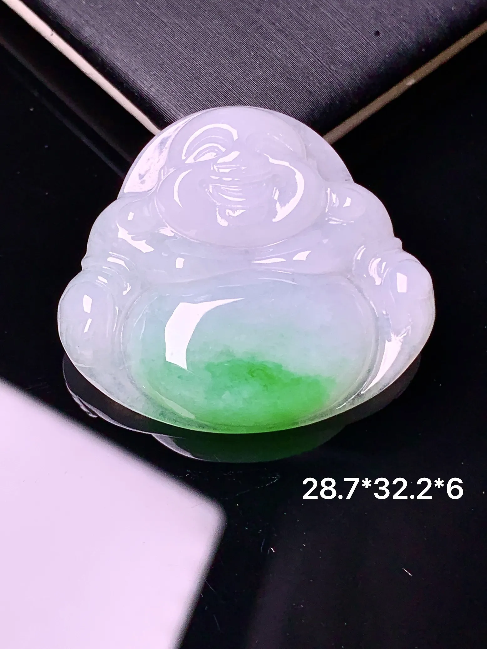 飘绿佛公吊坠 玉质细腻 水润亮眼 色泽艳丽 整体尺寸28.7*32.2*6