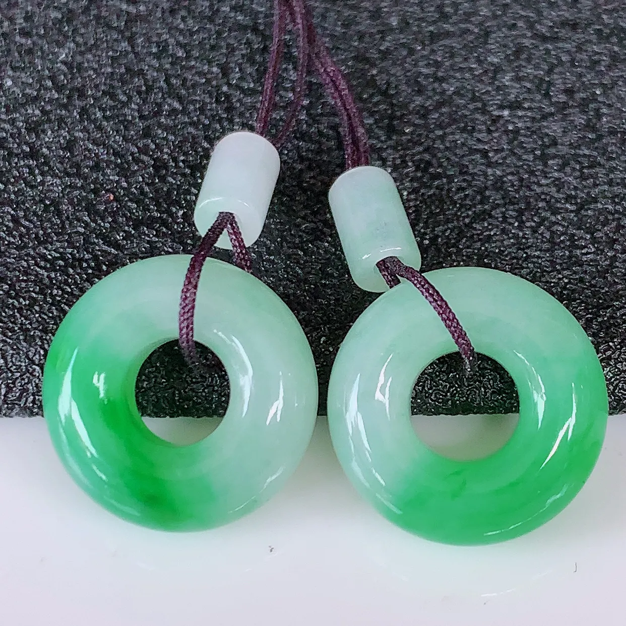 自然光实拍，冰飘绿翡翠一对平安扣耳坠，翠色灵动，玉质细腻，颜色漂亮，品相佳，佩戴佳品！配银线 #57.13尺寸13.5*5.2