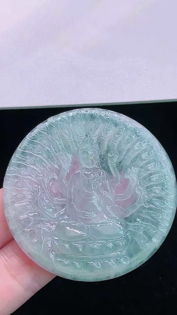 【翡翠名称】老坑种冰晴千手观音菩萨挂件
【翡翠尺寸】直径厚度52.3/5.2mm
【翡翠描述】宝贝种老水足，玉质细腻，色泽靓丽，性价比高，佩戴效果好！
【其它赠送】权威证书/精美挂绳/盒子/支持全国复检(七天无理由退换货买家只须付来回邮费即可）
