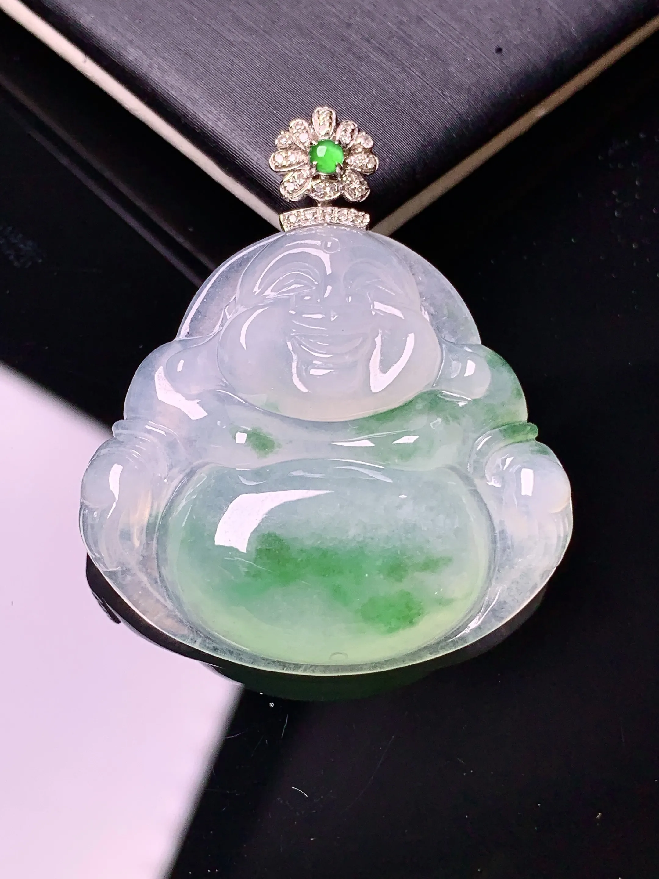 18k金钻镶嵌飘绿佛公吊坠 玉质细腻 水润亮眼 色泽艳丽 整体尺寸37.5*32*6.2