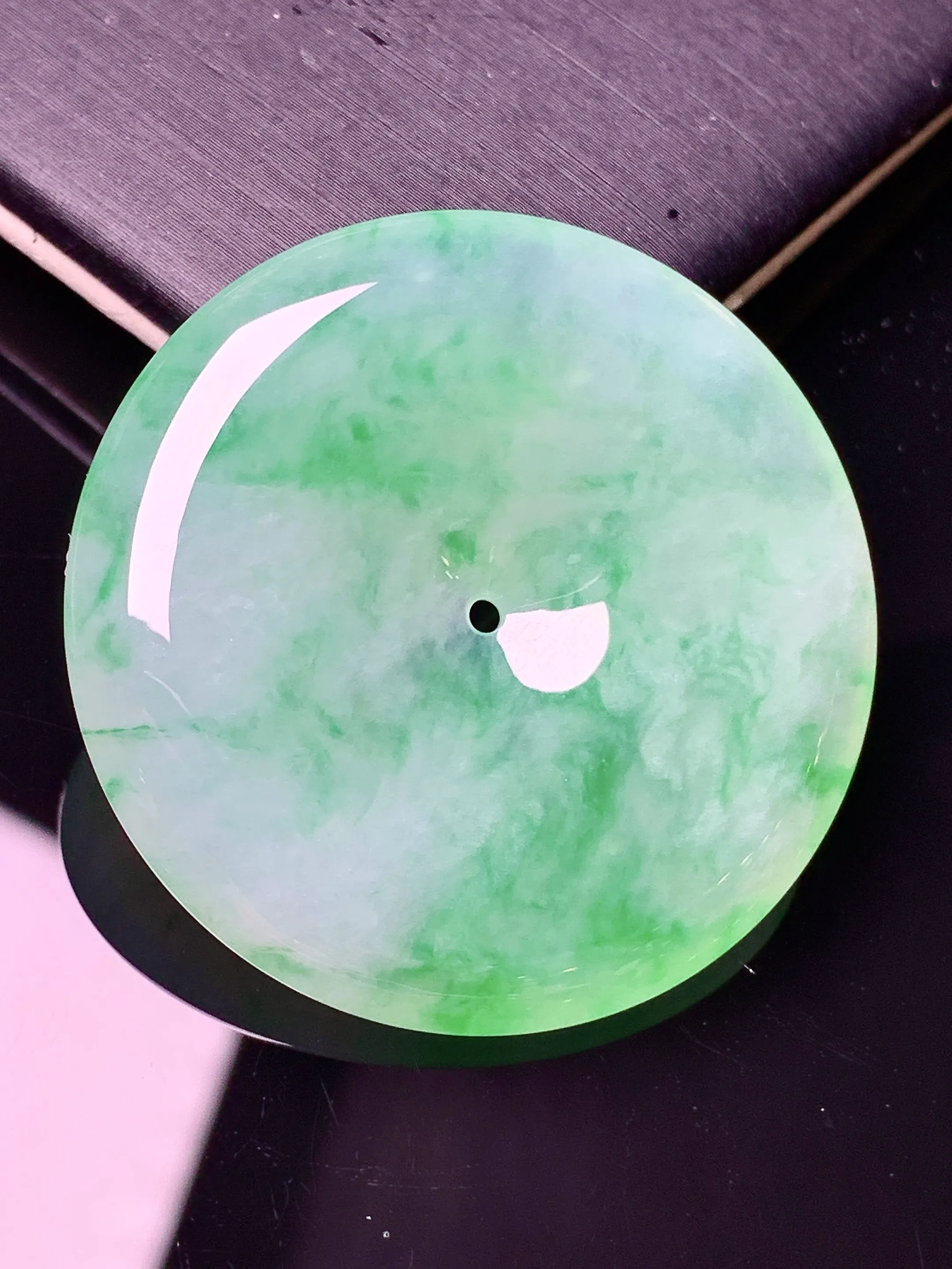 飘绿平安扣吊坠 玉质细腻 水润亮眼 色泽艳丽 整体尺寸36*6