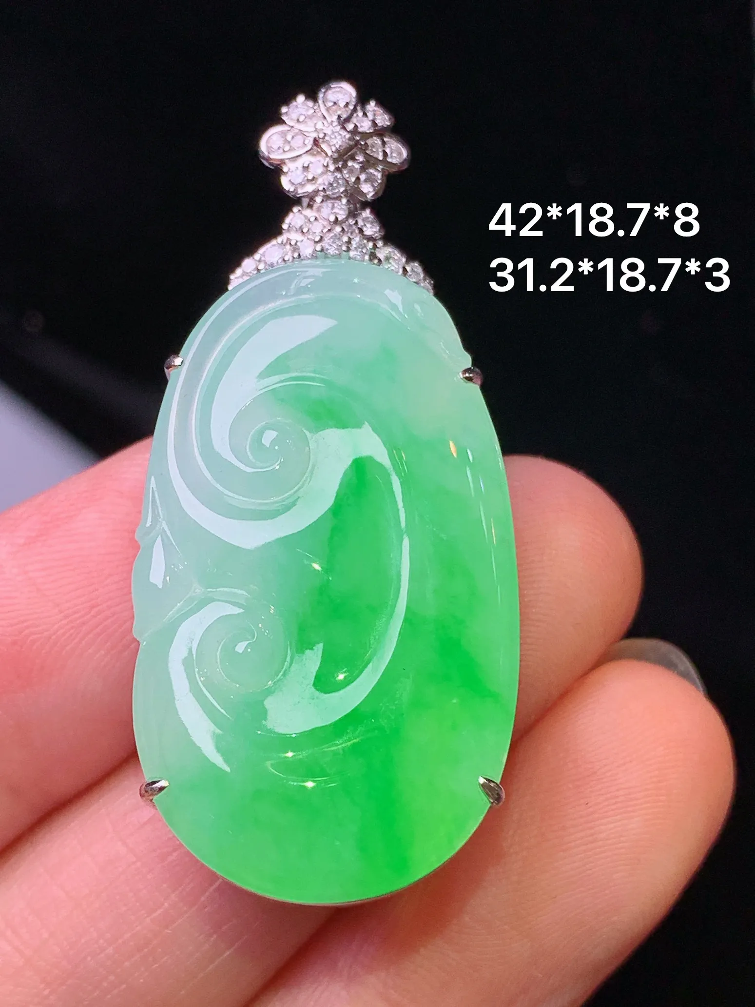 18k金钻镶嵌翠绿如意吊坠 玉质细腻 水润亮眼 色泽艳丽 整体尺寸42*18.7*8