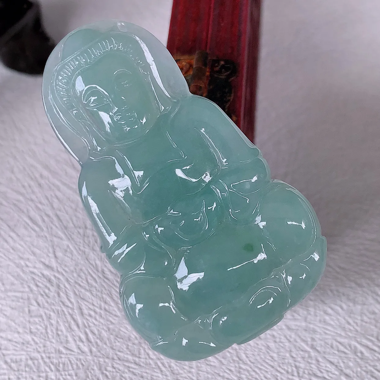 自然光实拍，冰种飘花翡翠观音菩萨吊坠，赐福观音，玉润通透，慈祥端庄！#85.13