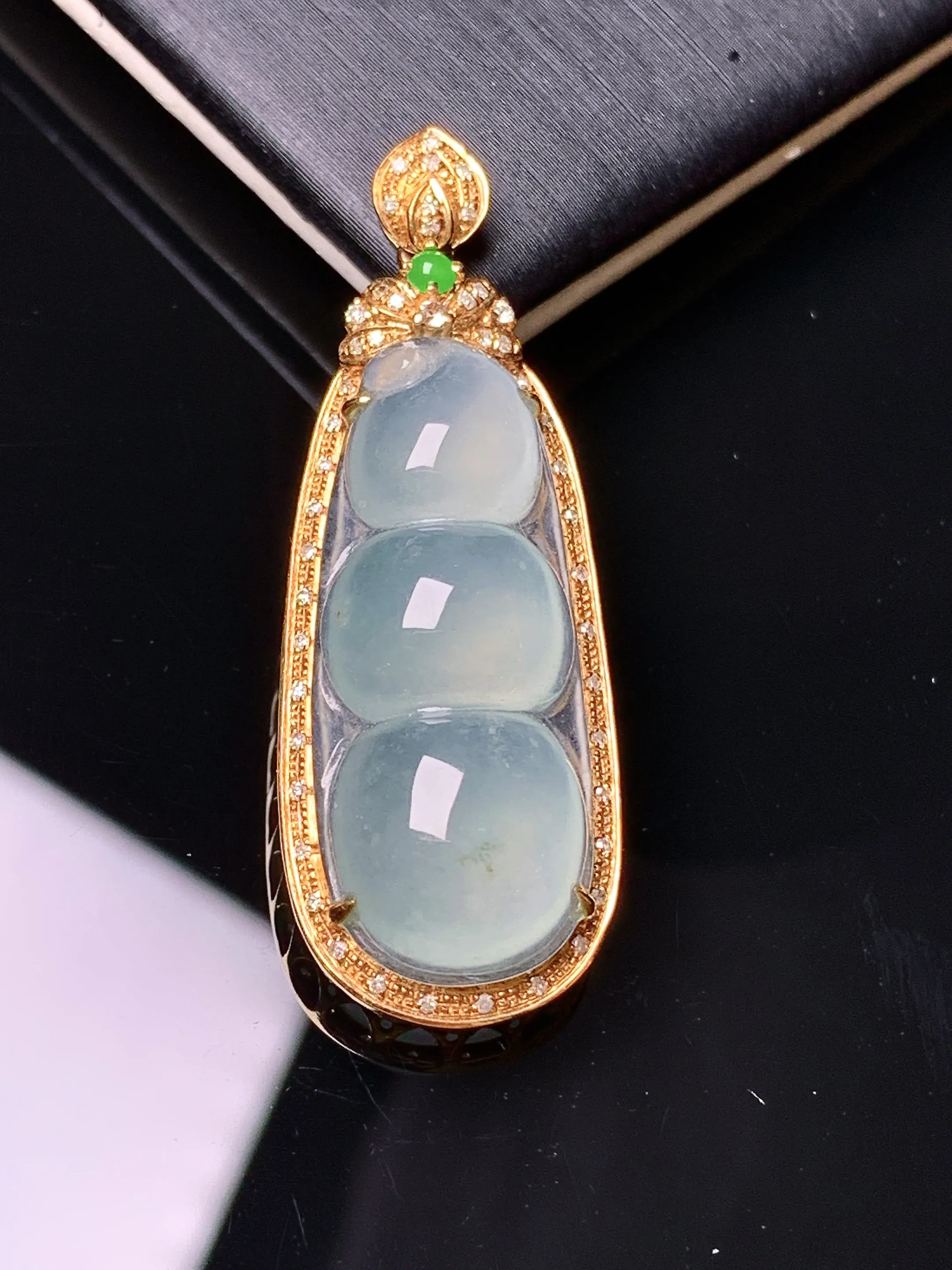 18k金钻镶嵌冰种四季豆吊坠 玉质细腻 水润亮眼 色泽艳丽 整体尺寸40*14.5*9