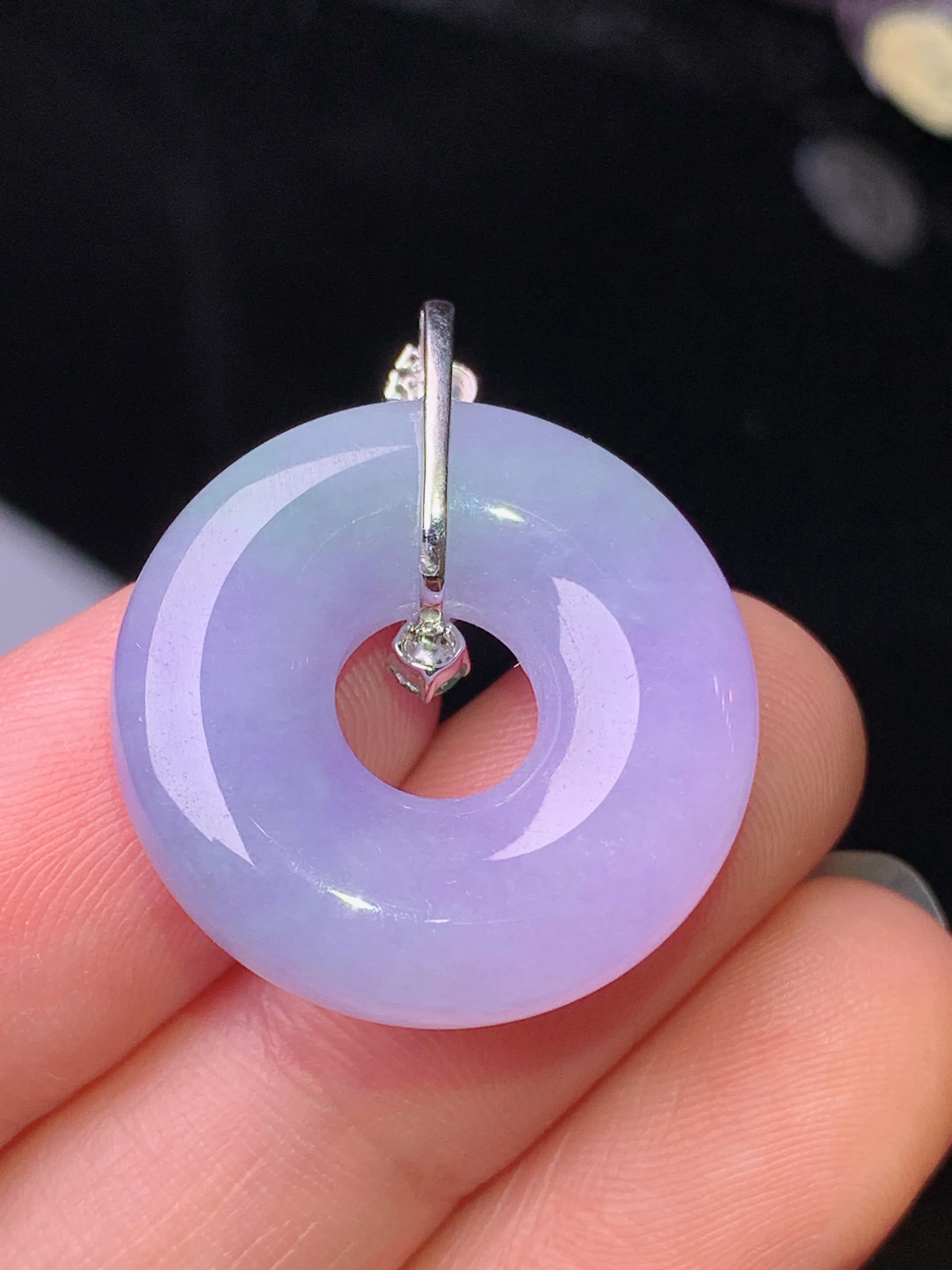 18k金钻镶嵌紫罗兰平安环吊坠 玉质细腻 水润亮眼 色泽艳丽 整体尺寸26.3*22.5*6