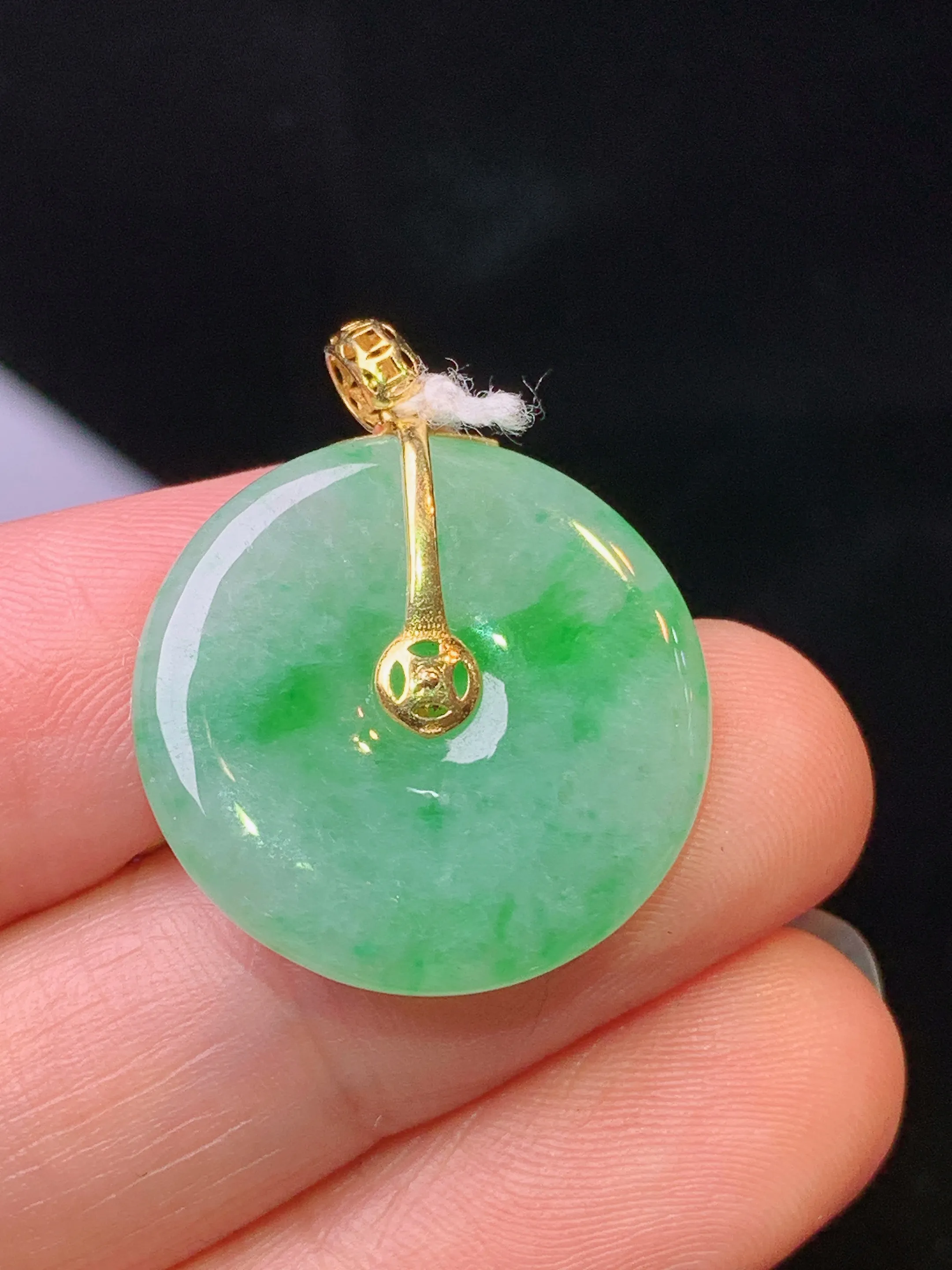 18k金镶嵌飘绿平安扣吊坠 玉质细腻 水润亮眼 色泽艳丽 整体尺寸26.8*21*4