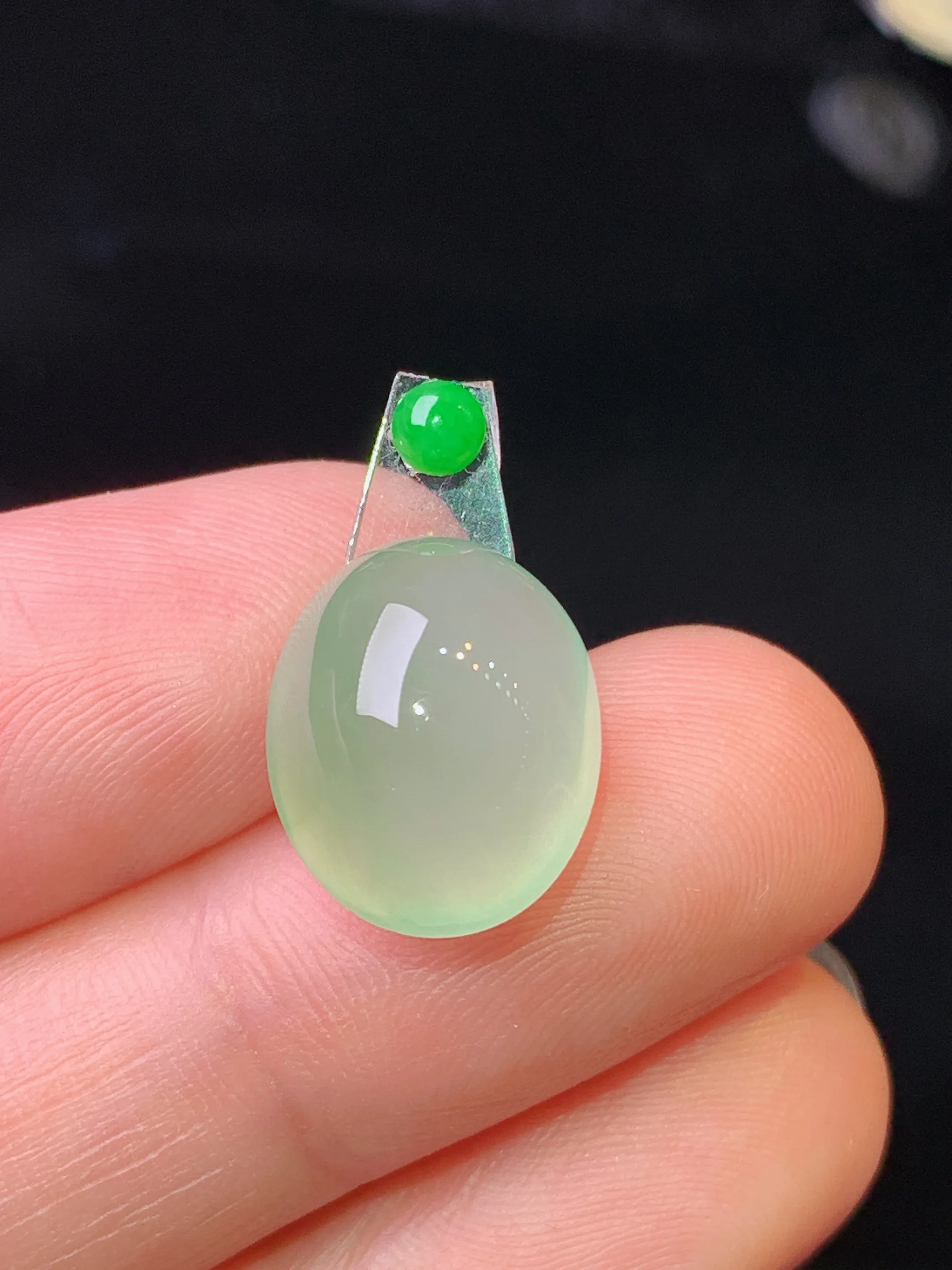 镶嵌款 浅绿蛋面吊坠 玉质细腻 水润亮眼 色泽艳丽 整体尺寸13.8*11.2*8