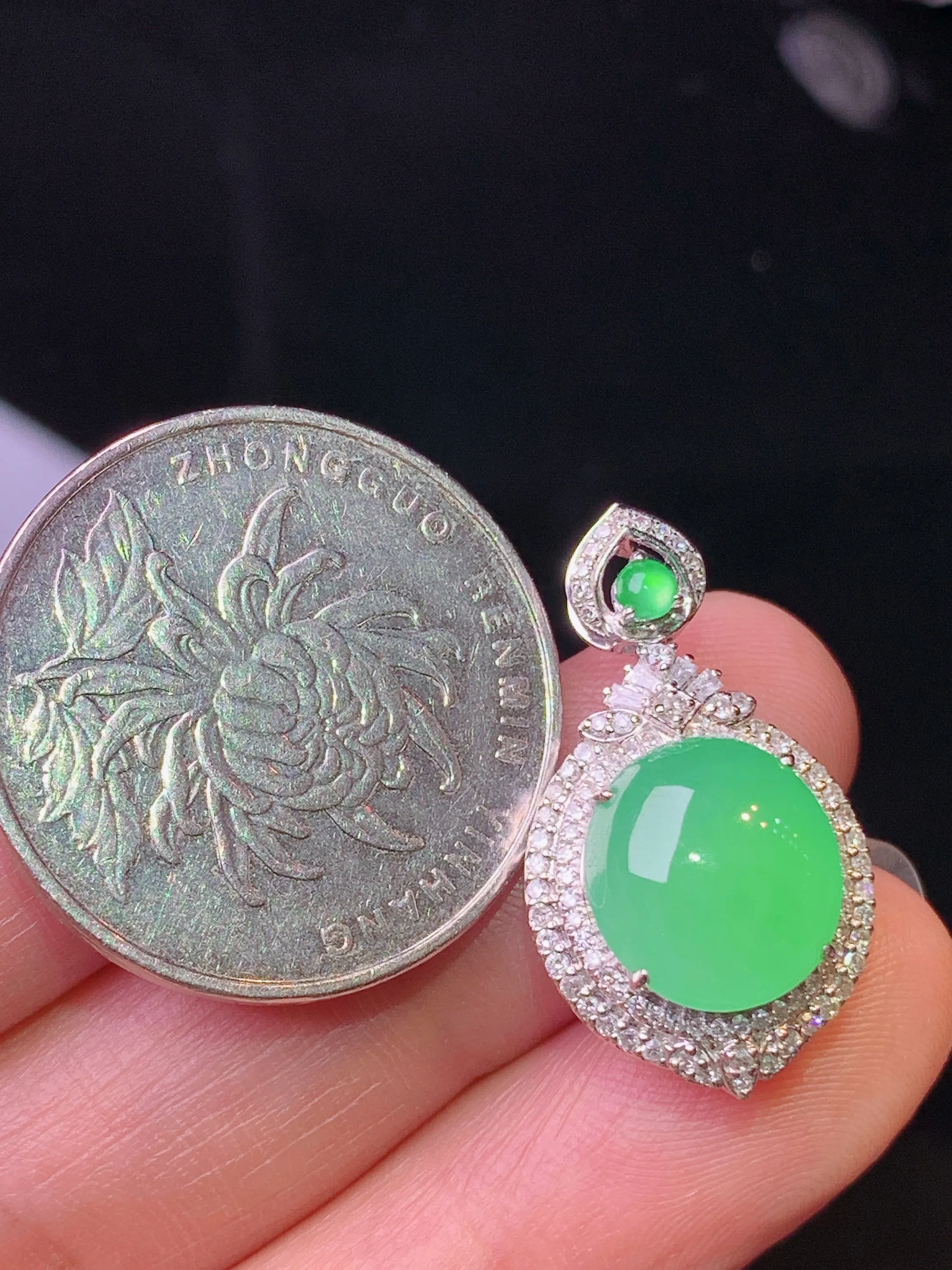 18k金钻镶嵌翠绿蛋面吊坠 玉质细腻 水润亮眼 色泽艳丽 整体尺寸25*14.3*10