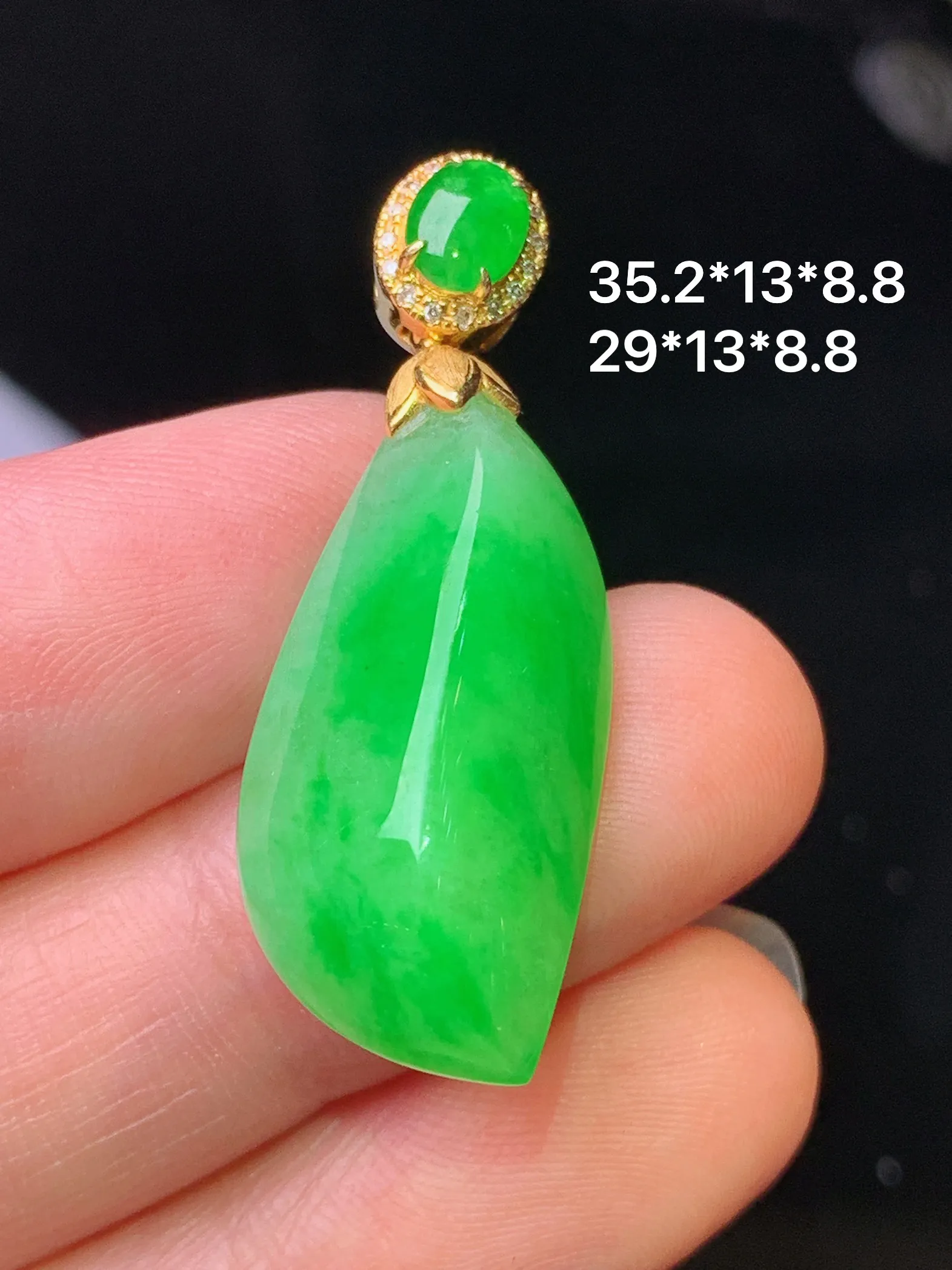 18k金钻镶嵌翠绿随形吊坠 玉质细腻 水润亮眼 色泽艳丽 整体尺寸35.2*13*8.8