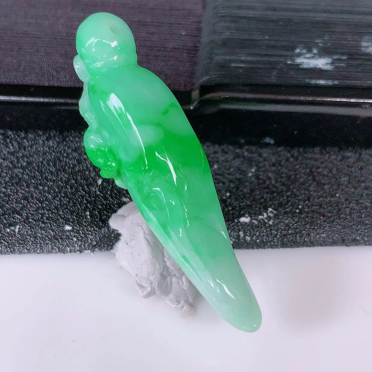 自然光实拍，冰润飘绿翡翠人生如意人参吊坠，翠色灵动，种老水足，寓意好，品相佳，佩戴佳品！#05.13