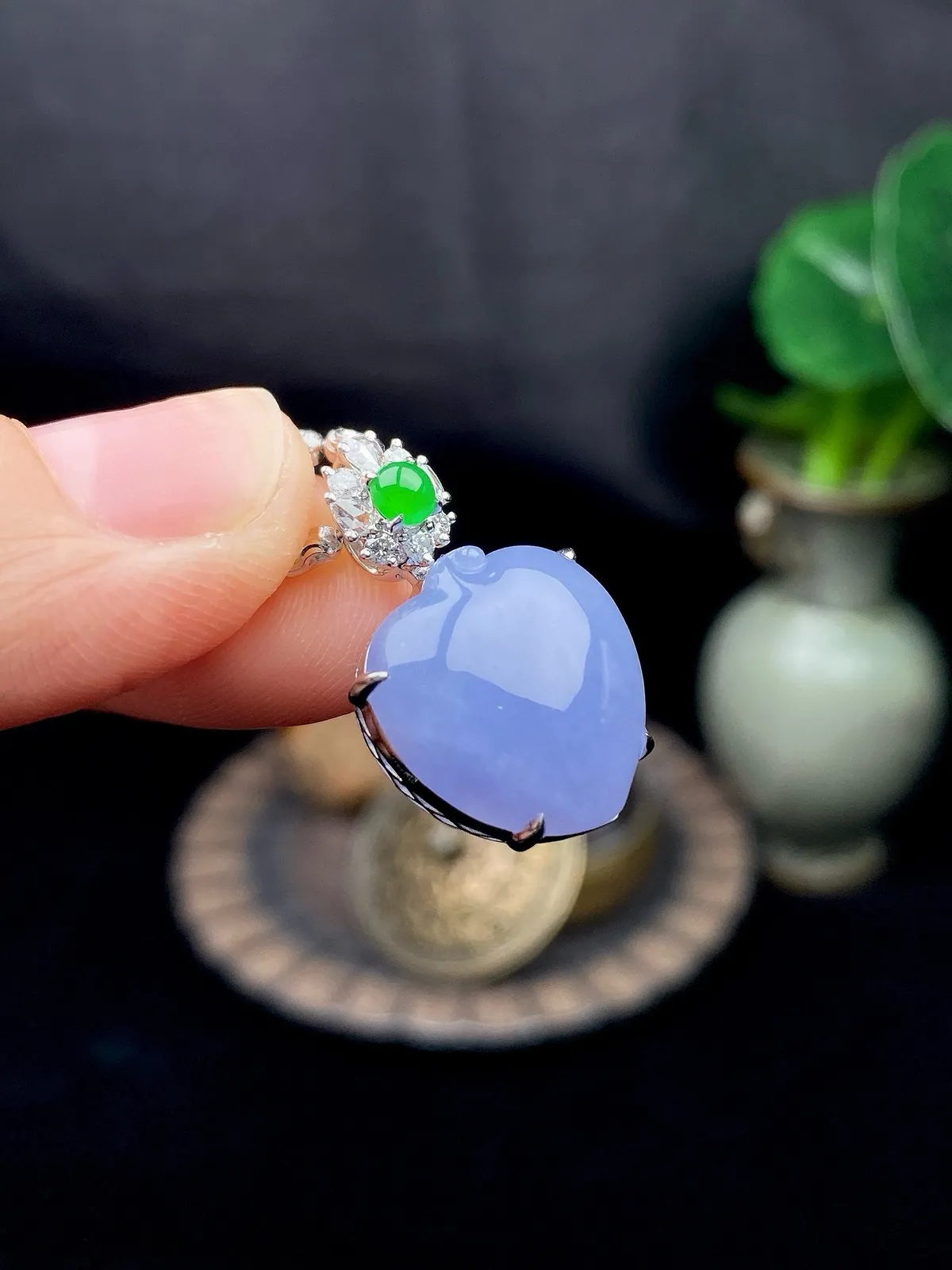 【冰种紫罗兰桃子吊坠】质地细腻，饱满度很好，晶莹剔透，18k金钻镶嵌，裸石尺寸15.4*14.6*5