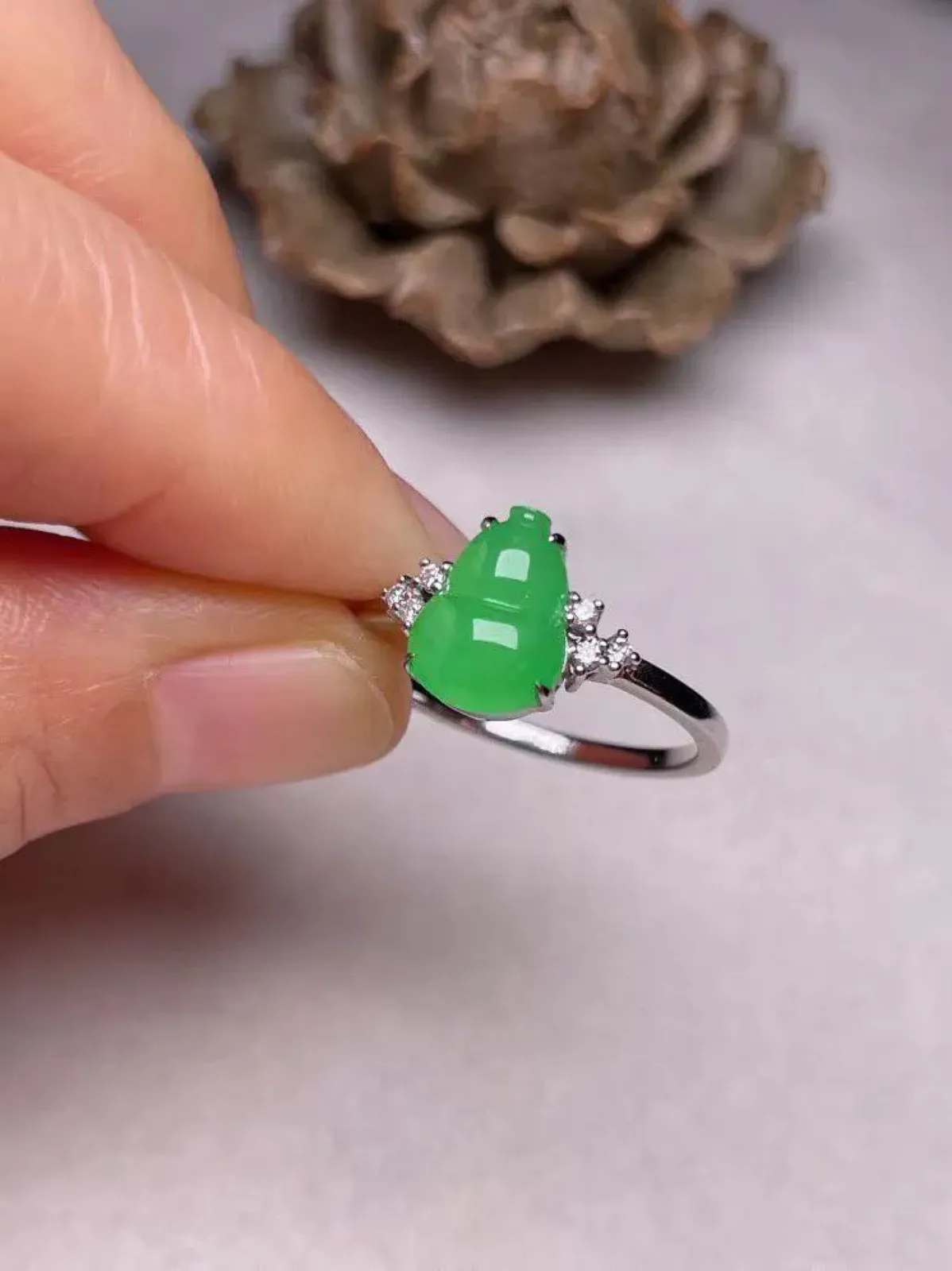冰种阳绿葫芦戒指 、真金真钻镶嵌，种水好，玉质细腻 .裸石尺寸 9.5*7.0.