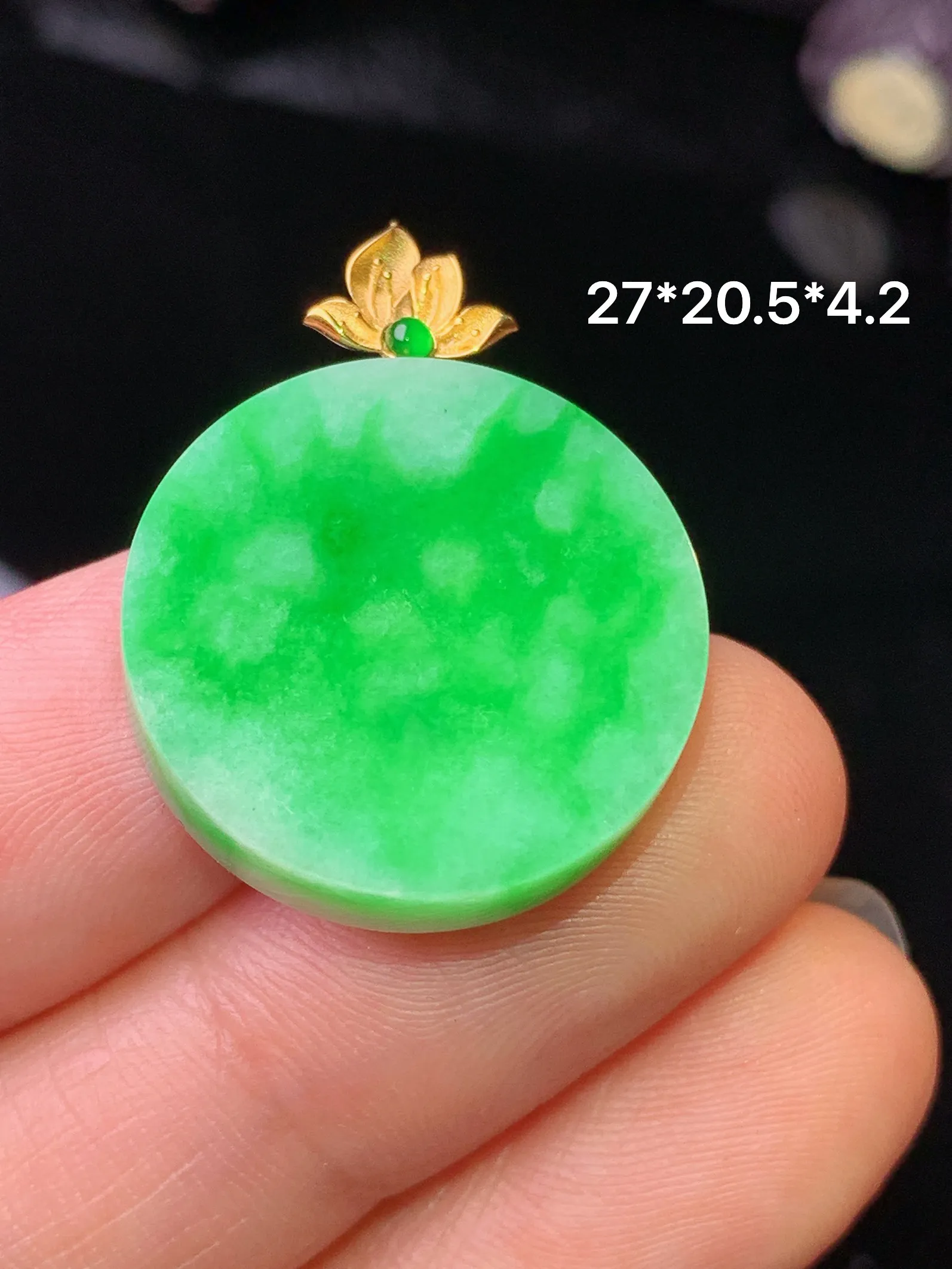 18k金镶嵌翠绿圆牌吊坠 玉质细腻 水润亮眼 色泽艳丽 整体尺寸27*20.5*4.2