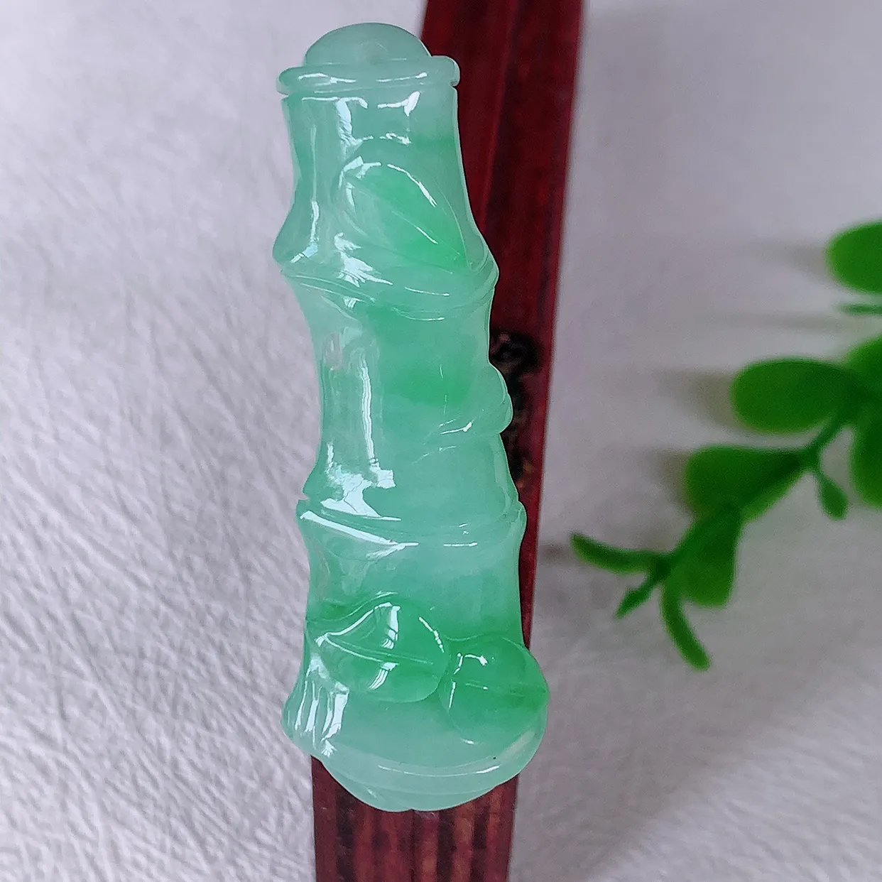 自然光实拍，冰飘绿翡翠竹节吊坠。竹节寓意“节节高，官运亨通，前程似锦，水润莹泽，清秀高雅，佩戴精美！#60.13