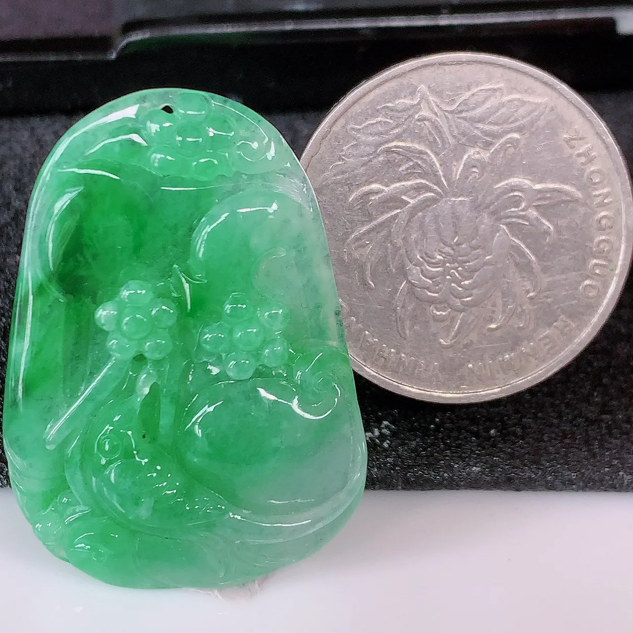 自然光实拍，冰飘绿翡翠喜上眉梢吊坠，时人之家，闻鹊声皆以为喜，故谓喜鹊报喜。”题材有喜上眉梢，双喜临门，花开富贵的美好意义。性价比超值！#57.13