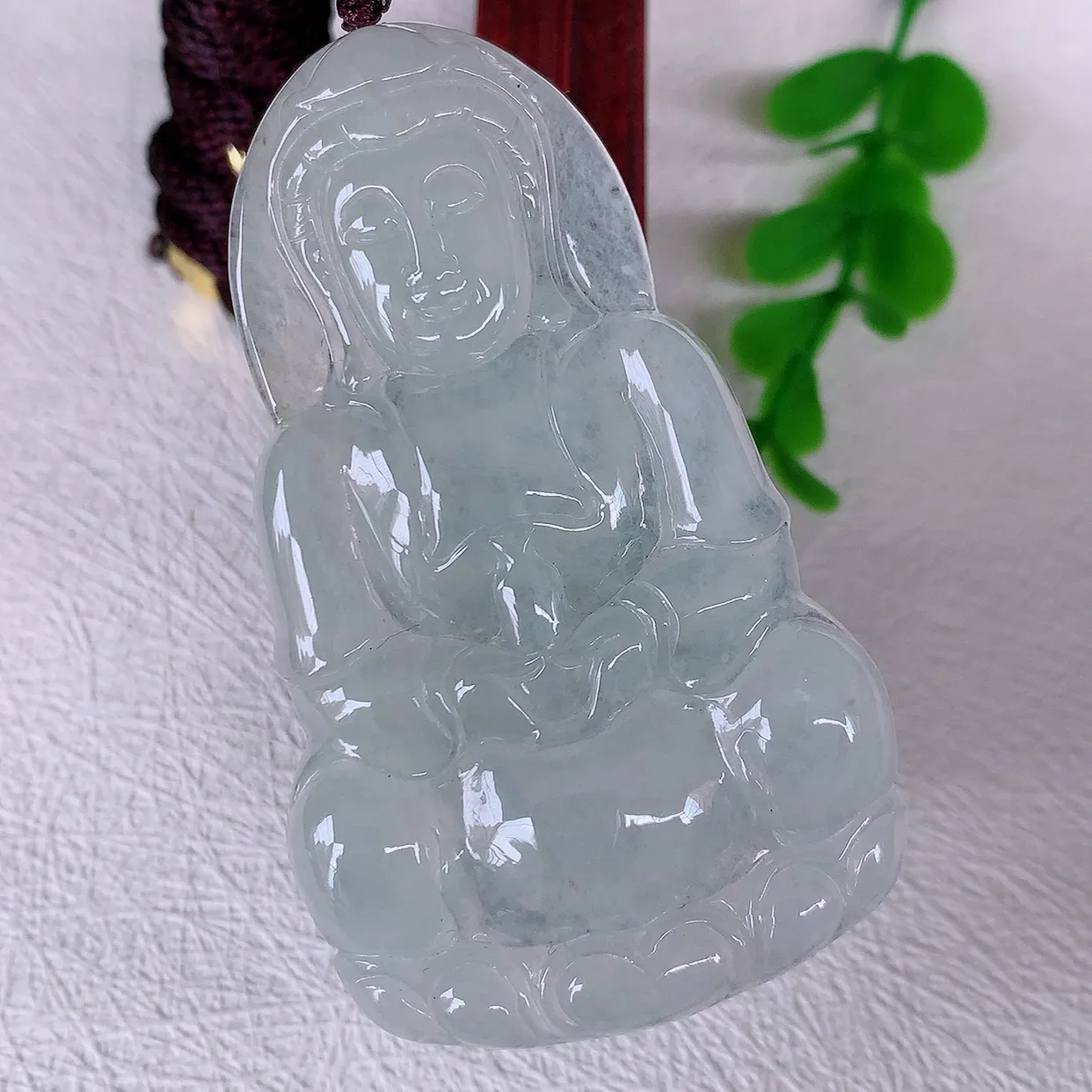 自然光实拍，大件厚装冰种翡翠观音菩萨吊坠，净瓶观音，冰透亮泽，美观亮丽，观音面相端庄#46.13