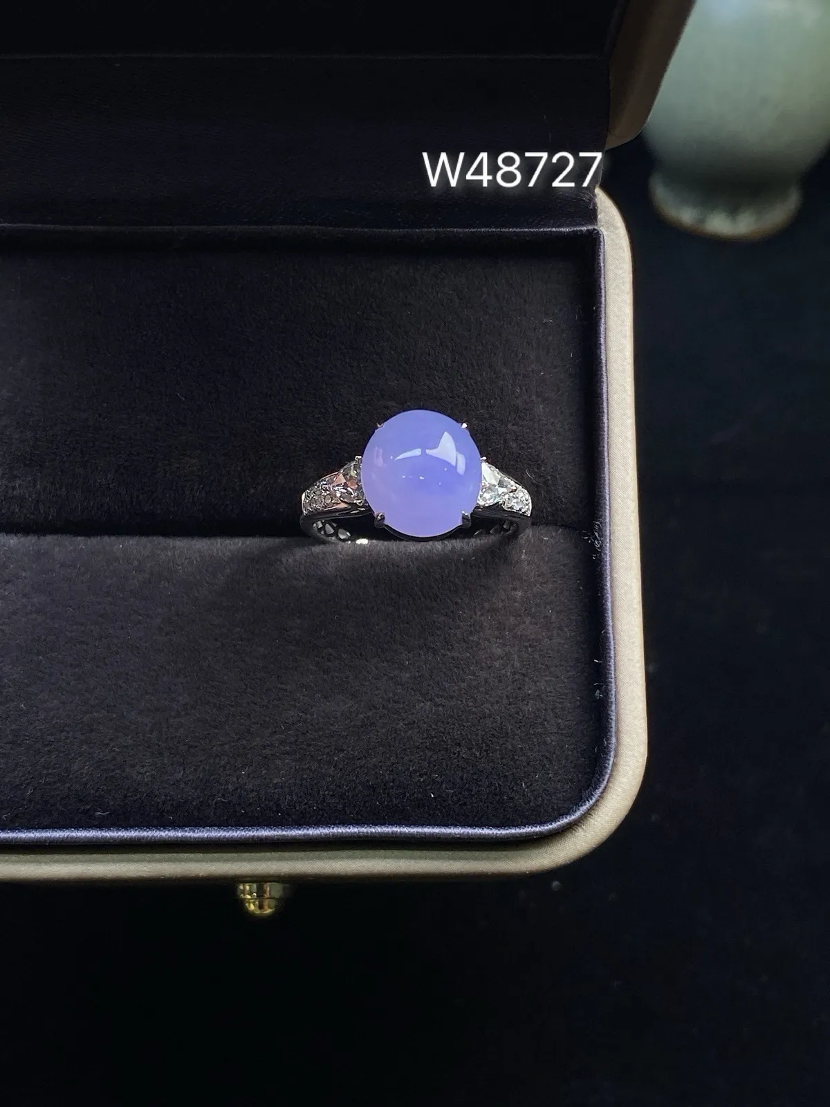 【冰种紫蛋面戒指】质地细腻，饱满度很好，晶莹剔透，18k金钻镶嵌，裸石尺寸10.1*9.3*4.6毫