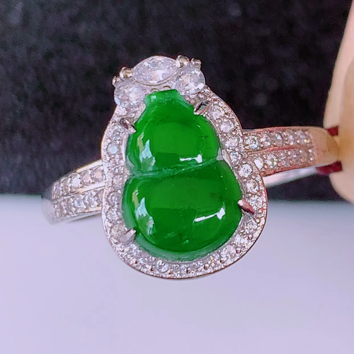 冰透满绿翡翠925银镶嵌戒指，自然光实拍，翠色灵动，颜色漂亮，种老水足，品相佳，佩戴佳品！#98.13整体23.5-17.5-5.6裸石10*7